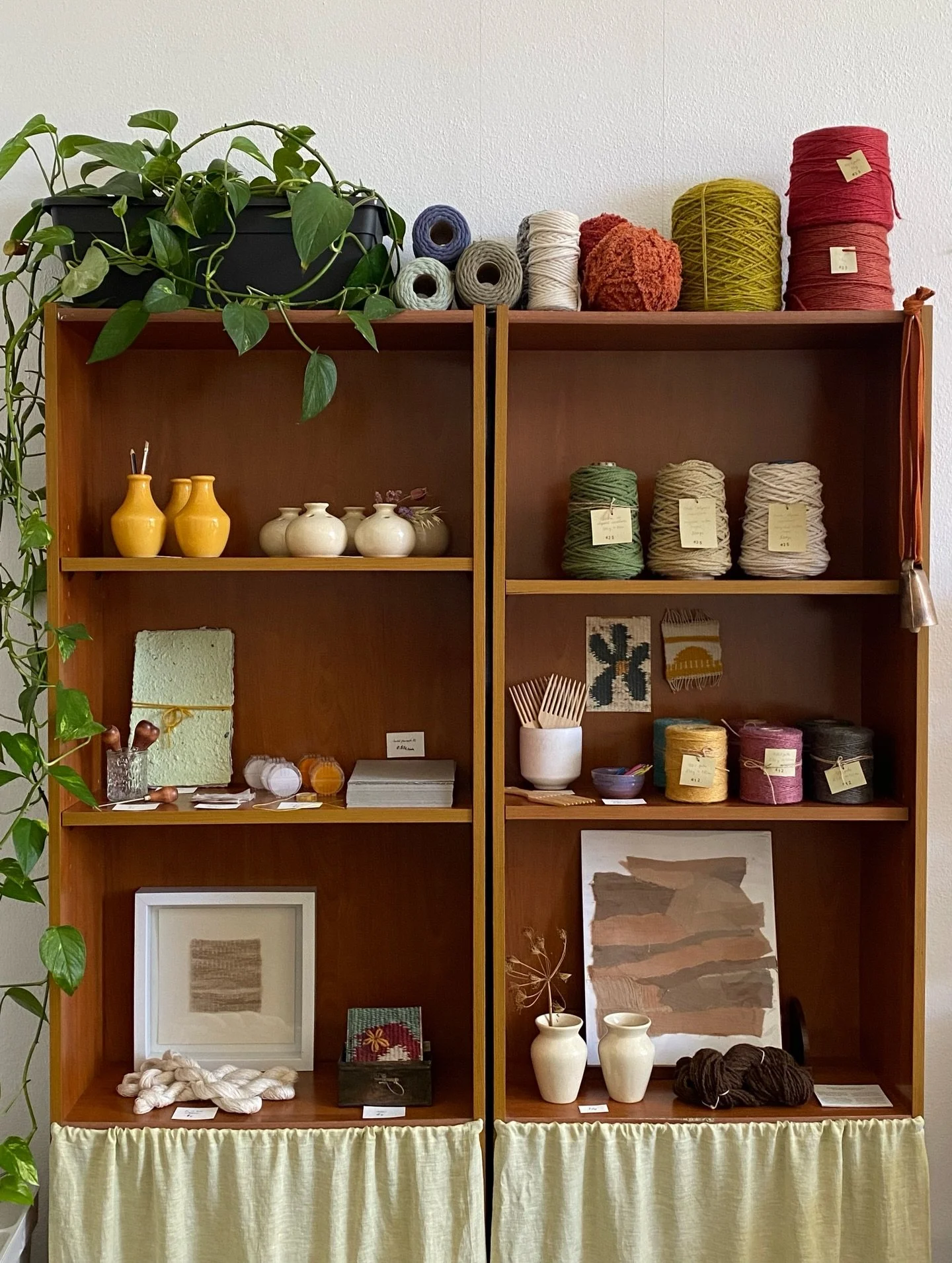 Ainda n&atilde;o t&iacute;nhamos anunciado por aqui que o Atelier Sem Forma tem agora uma pequena loja com algumas ferramentas e materiais &uacute;teis para algumas das t&eacute;cnicas que ensinamos por aqui. Temos pun&ccedil;&otilde;es para encadern