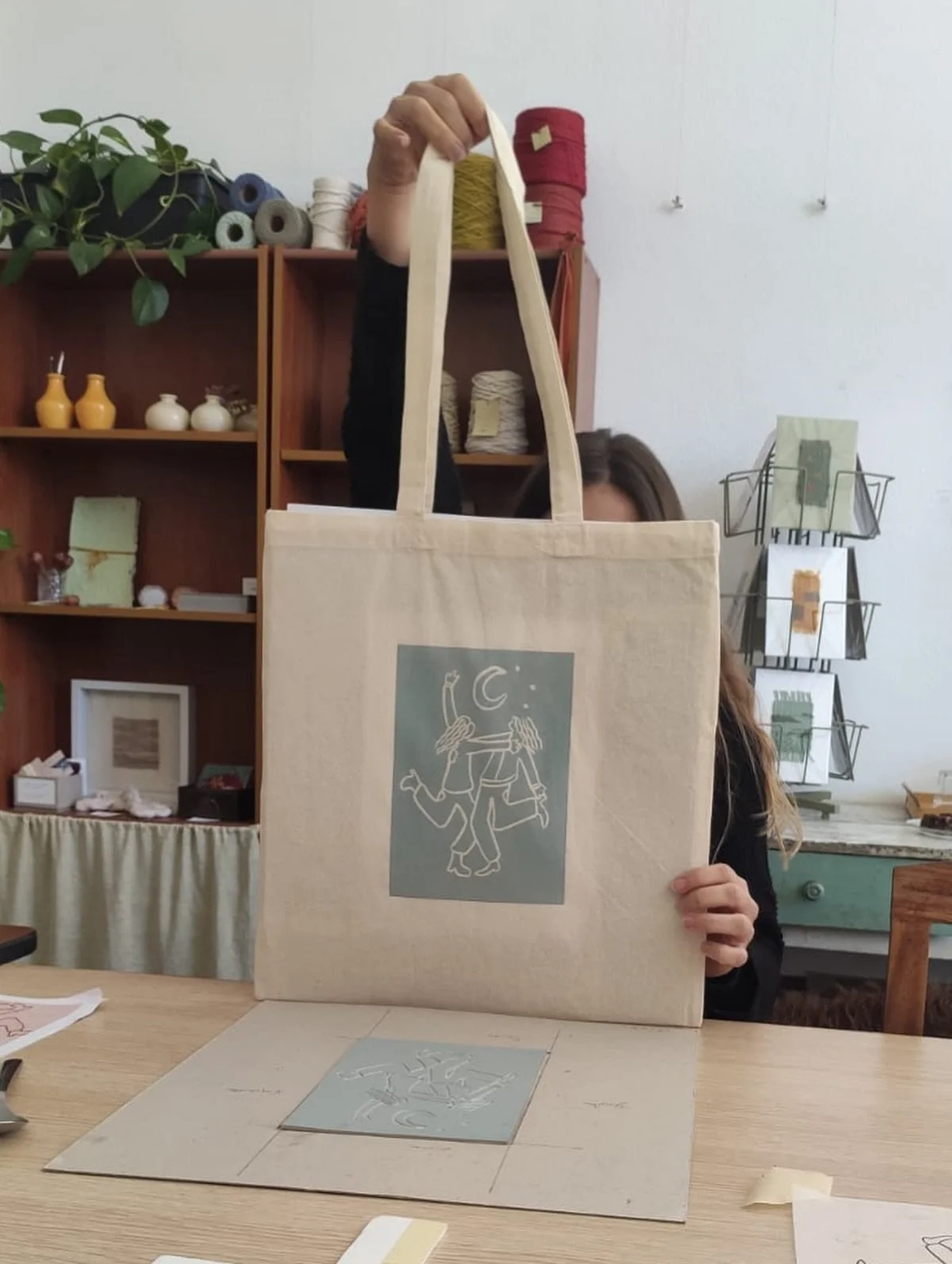 No s&aacute;bado passado tivemos mais um workshop de linogravura em tecido com a artista @ritafugaz ✨ Obrigada a todas as participantes!! Os sacos ficaram lindoooos! Se tiveres interesse em participar na pr&oacute;xima edi&ccedil;&atilde;o, envia-nos