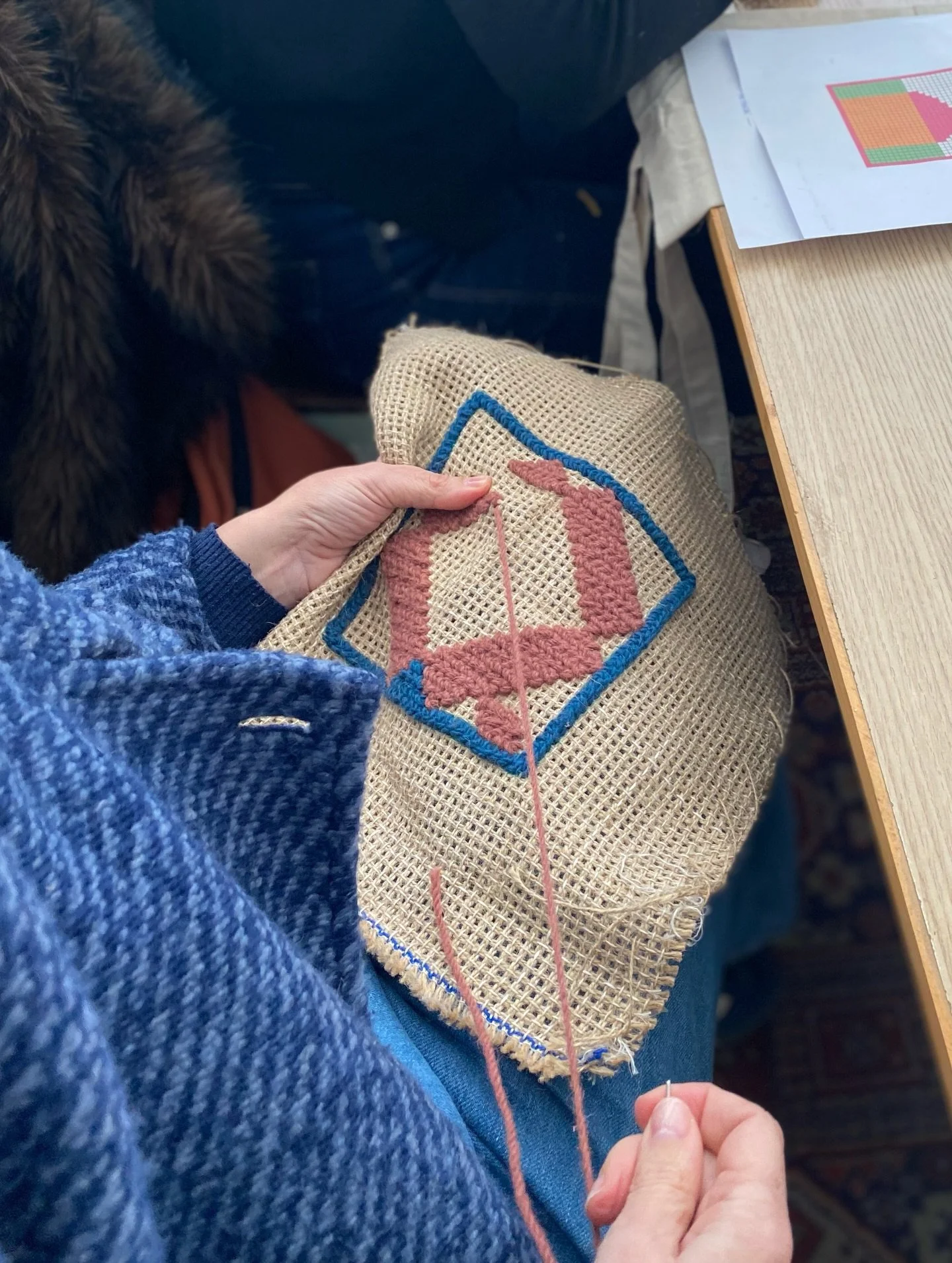 Tivemos pela primeira vez @arendeira no atelier a orientar um workshop de inicia&ccedil;&atilde;o ao bordado de Arraiolos e n&atilde;o podia ter corrido melhor ✨ Foram 5 horas muito produtivas que passaram a correr! Muito obrigada a todos os particip