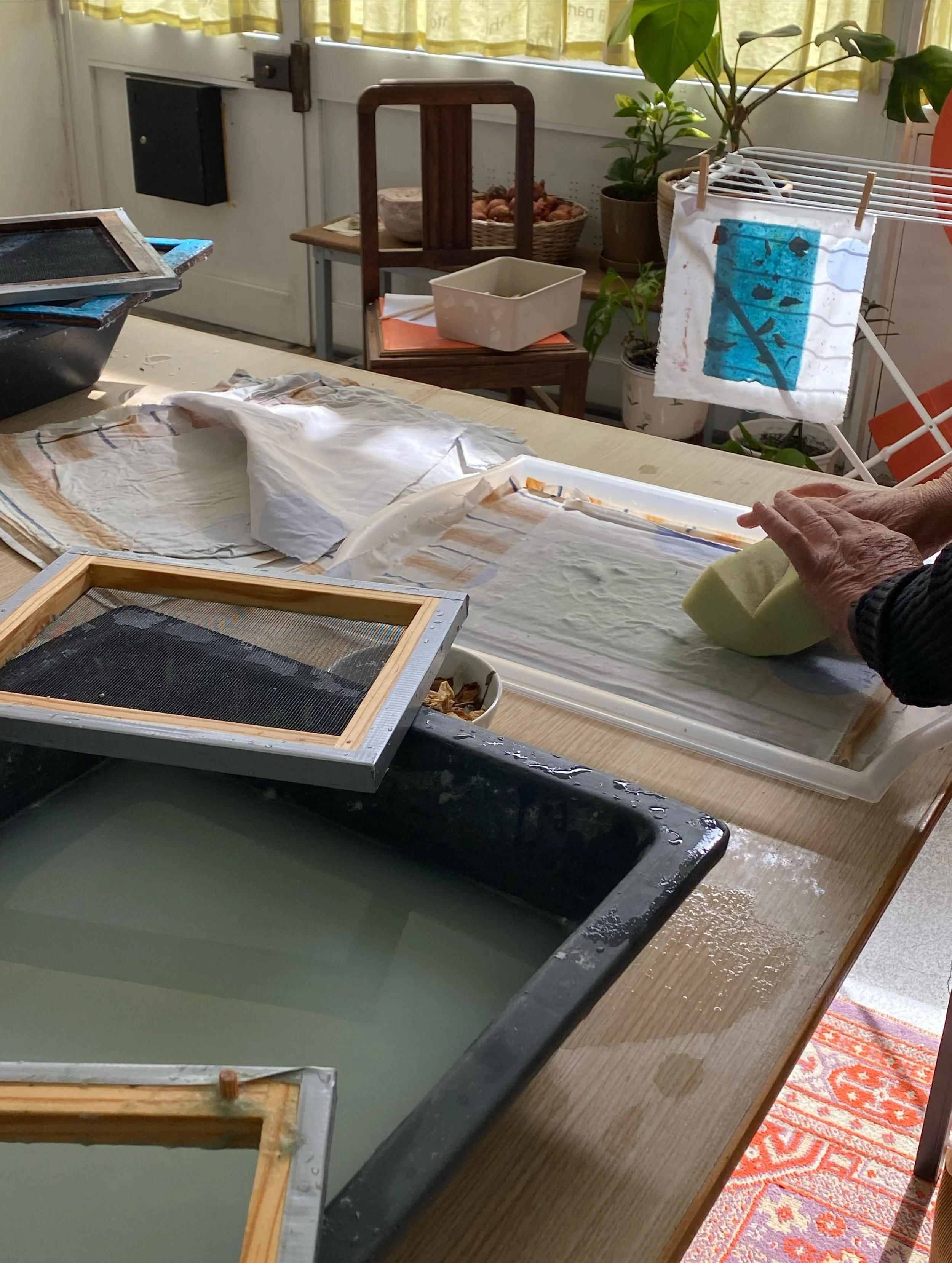 Um apanhado com os melhores momentos de maio ✨

1 - come&ccedil;amos o m&ecirc;s com um workshop de fabrico de papel reciclado com um grupo fant&aacute;stico no atelier!
2 - continuamos com as m&atilde;os dentro de &aacute;gua, desta vez com uma turm