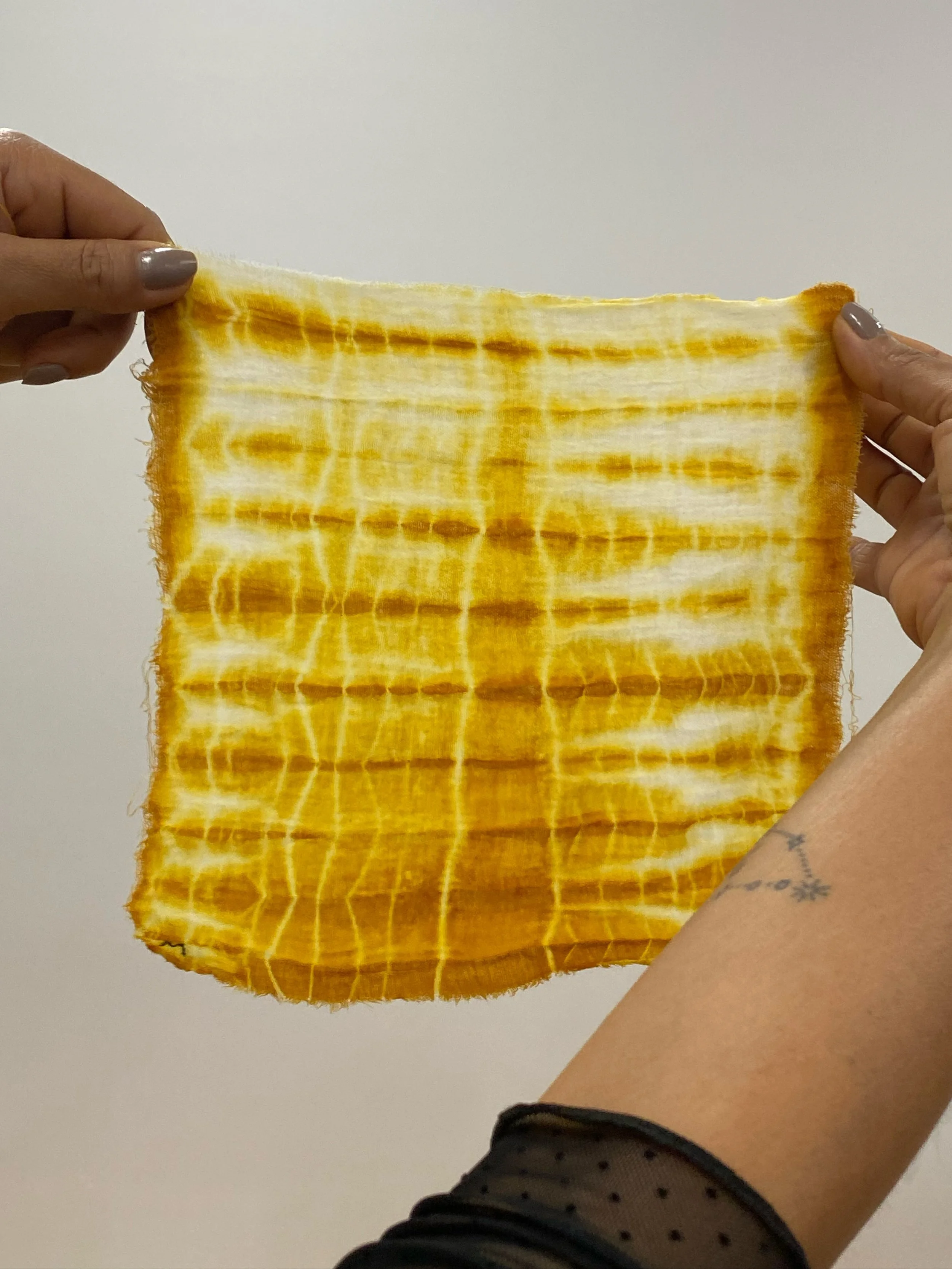 Ontem passamos uma tarde maravilhosa no @miec_museu! Pegamos nos tecidos e nas cascas de cebola e criamos maravilhosos padr&otilde;es com a t&eacute;cnica do tie-dye 🪢 

Obrigada a todos os participantes 💕

Algu&eacute;m gostava de vir a um worksho