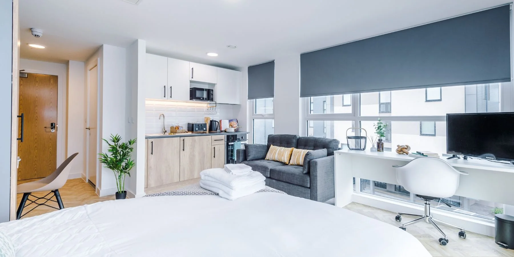 Deluxe Bedroom (2).jpg