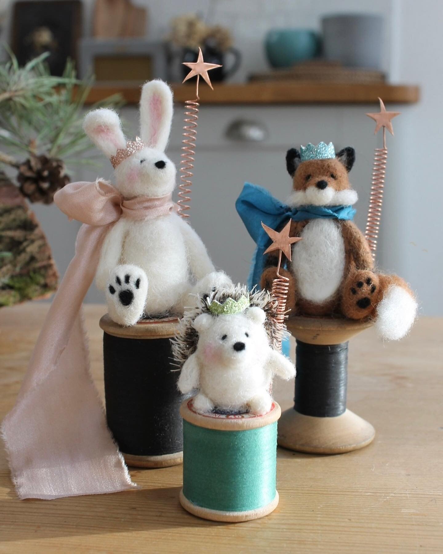 💕Happy Friday💕. 

Just a little throwback of little characters to make you smile. Have a lovely Friday and weekend. I&rsquo;m at the painting table today 💕💕💕. 

#foxes #fox #foxcub #hedgehog #rabbits #bunny #needlefelt #originalcharacters #paint