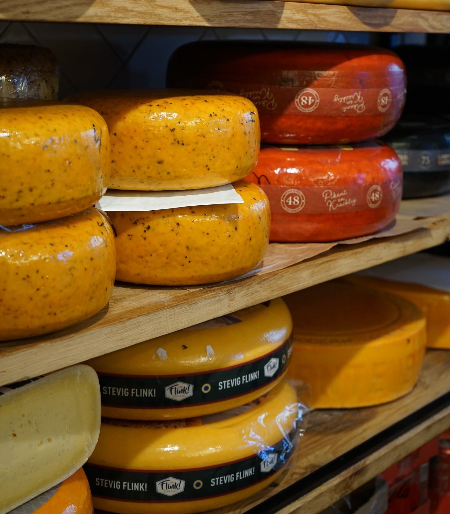 Wist je dat de rijptijd van kaas sterk varieert, afhankelijk van het type kaas? Sommige kazen, zoals jonge kazen, kunnen binnen enkele weken rijpen, terwijl andere kazen, zoals oude en extra belegen kazen, maanden of zelfs jaren nodig hebben om hun v