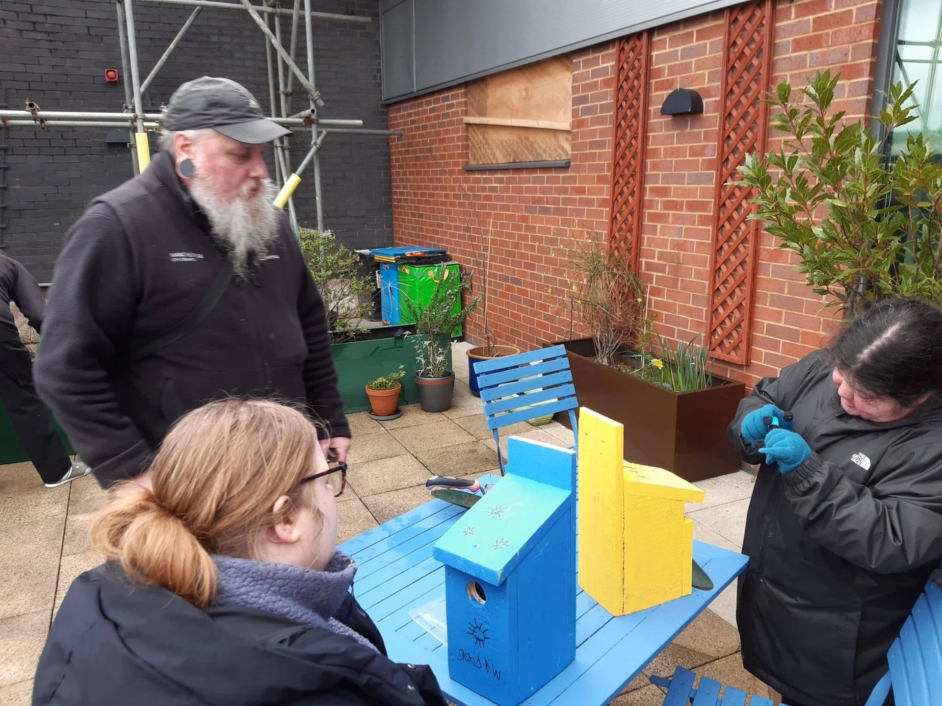 Fabulous morning yesterday with Dec and Terry from MCC Parks topping up the planters, putting up nest boxes, repairing raised planters and sowing poppy seeds.