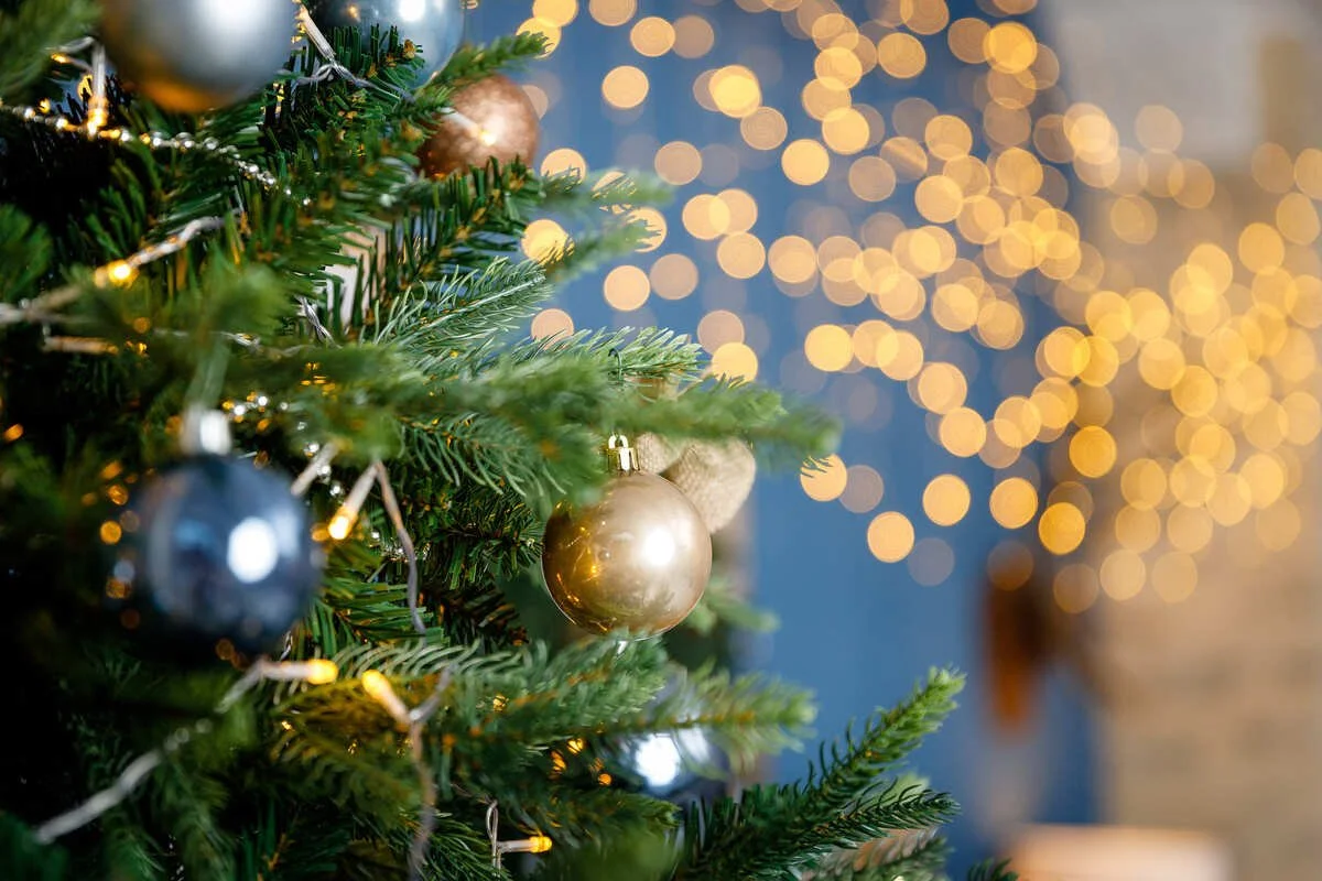 A christmas tree with twinkling lights clos e up
