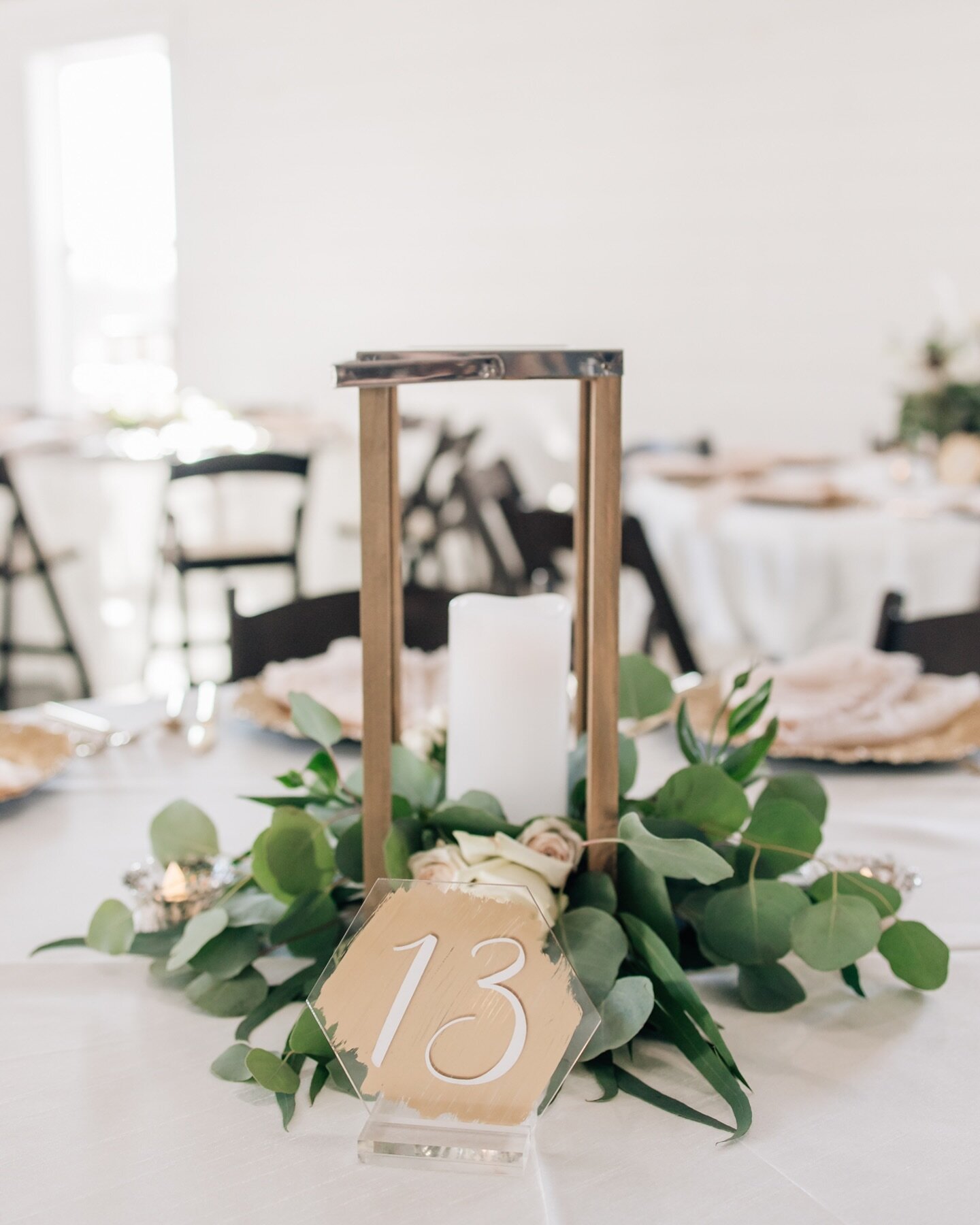 Are you a neutral color palette bride or the opposite? Although the bold statement colors are trending, we are still seeing earthy tones often in our brides&rsquo; mood boards. 🤍

Photography: @rachaelhouserphoto 
Venue: @thebarnatwhiteoaks 
Florals