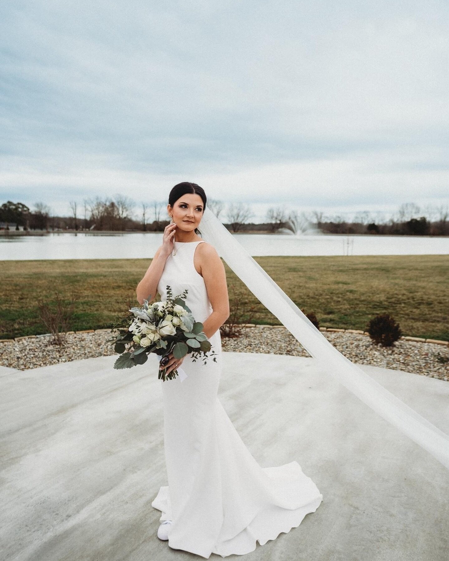 There&rsquo;s no such thing as the Monday blues when your bridal look is this dang good. Gah! We will be swooning over these sneak peeks for a looooooong time!!!😍

Bride: @jennarae2011 
Photography: @kendrahaysphotography 
Venue: @yateseventcenter 
