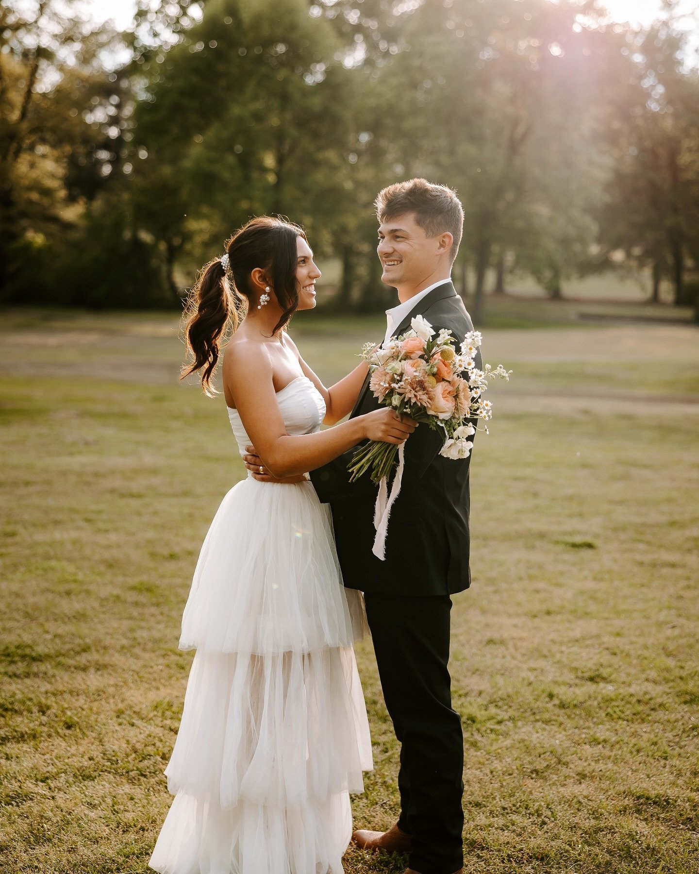 Rain rain go away is all that we&rsquo;re saying this week! We need more of these golden hours ASAP. ☀️

bride @karamarrhouser | photography @haleyhaysphotography | venue @themurraycountryclub | florals @celebrationseventsandtents