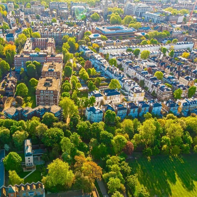 KENSINGTON PALACE GARDENS