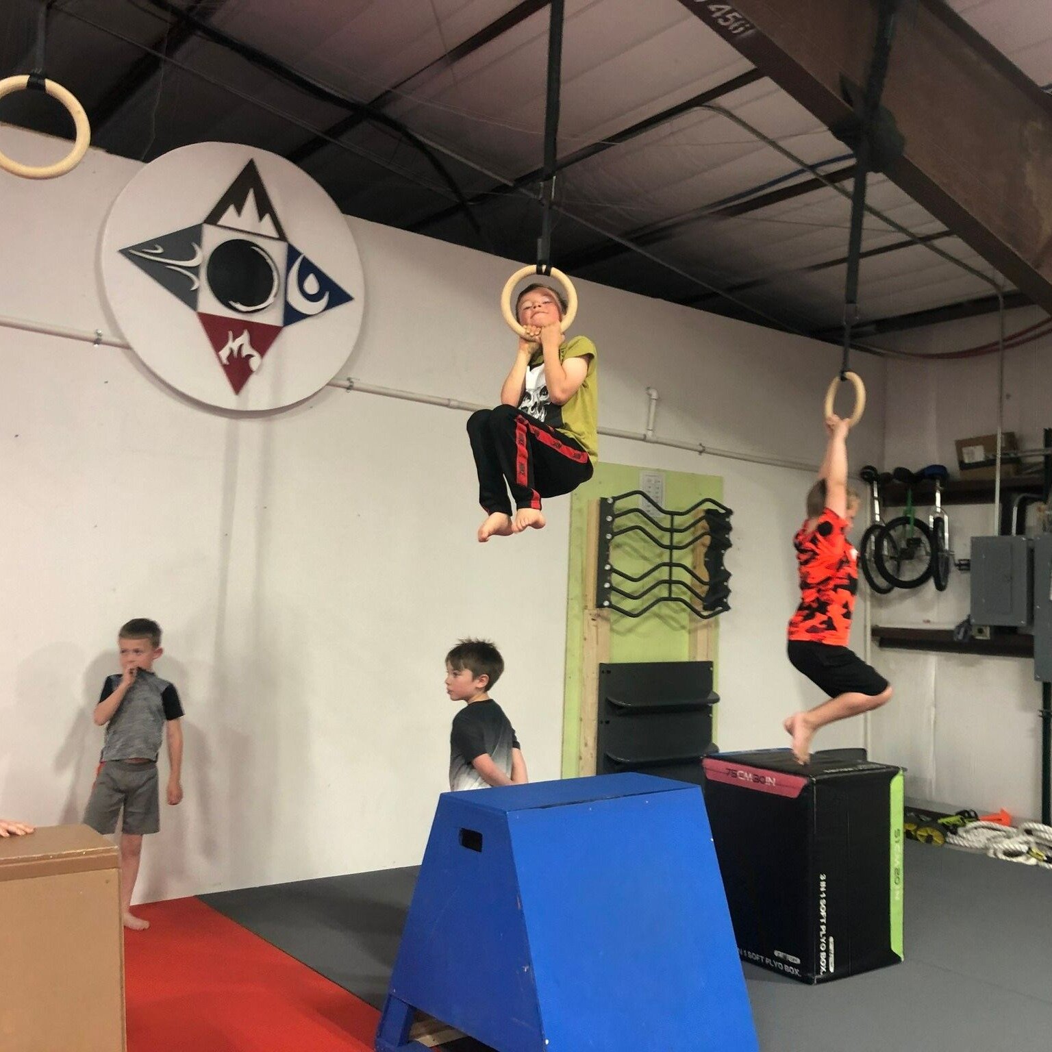 Some of our Ninfitters working on building some upper body strength!!

#arkvalleyathletics #ninfit #strength #hang #monkeys