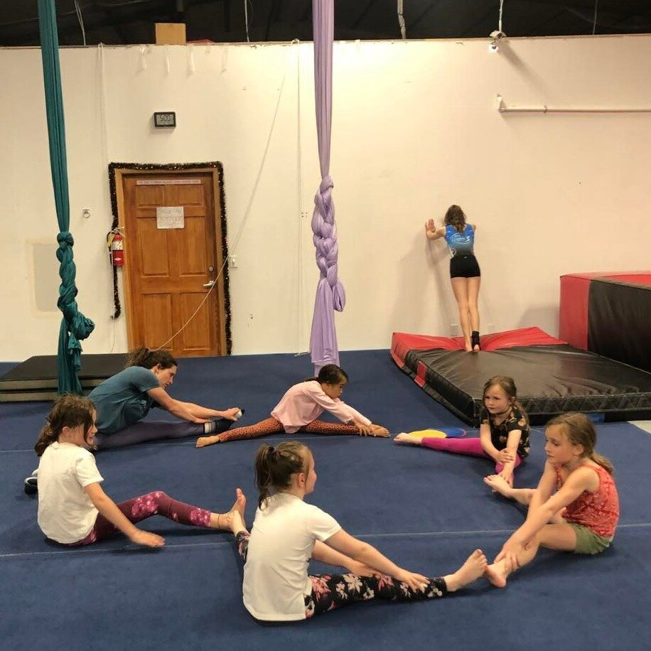 Our aerial class warming up at the beginning of class!!

#arkvalleyathletics #aerial #silks #straddle