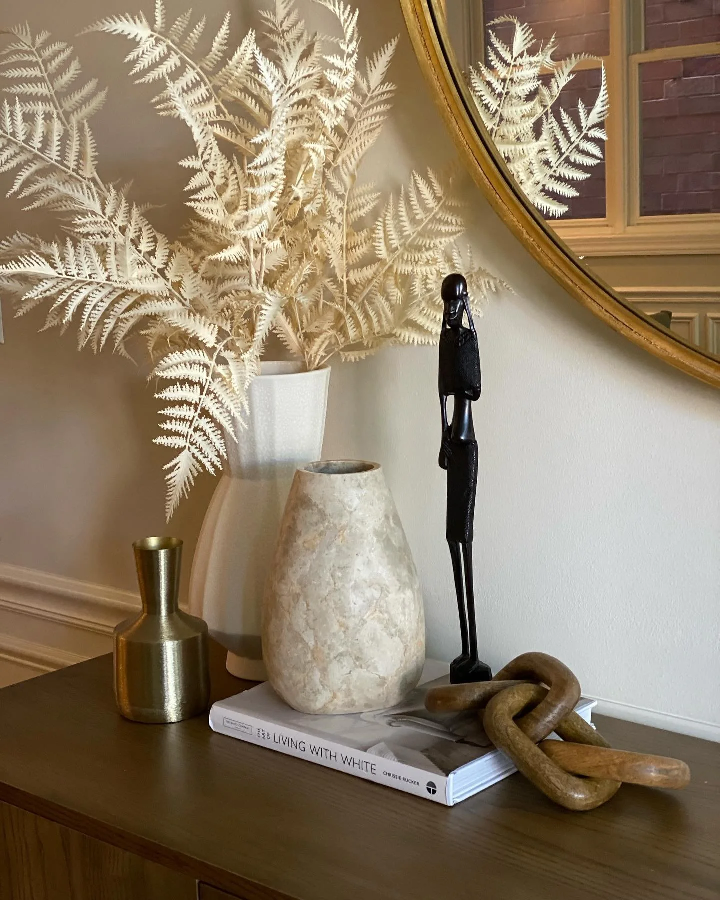 Small vignette 🤎 Vary the sizes, vary the finishes, add something organic for extra points.