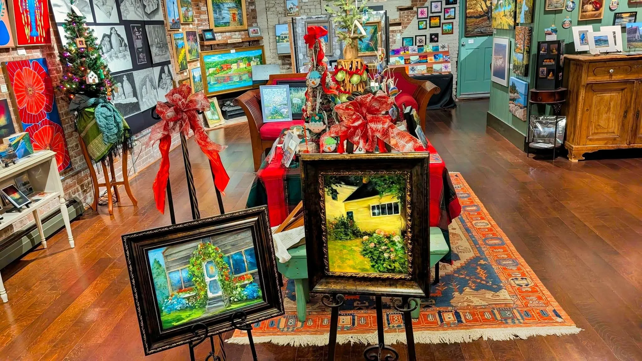 The studio in its holiday finery. Click on the arrows to take a look around.