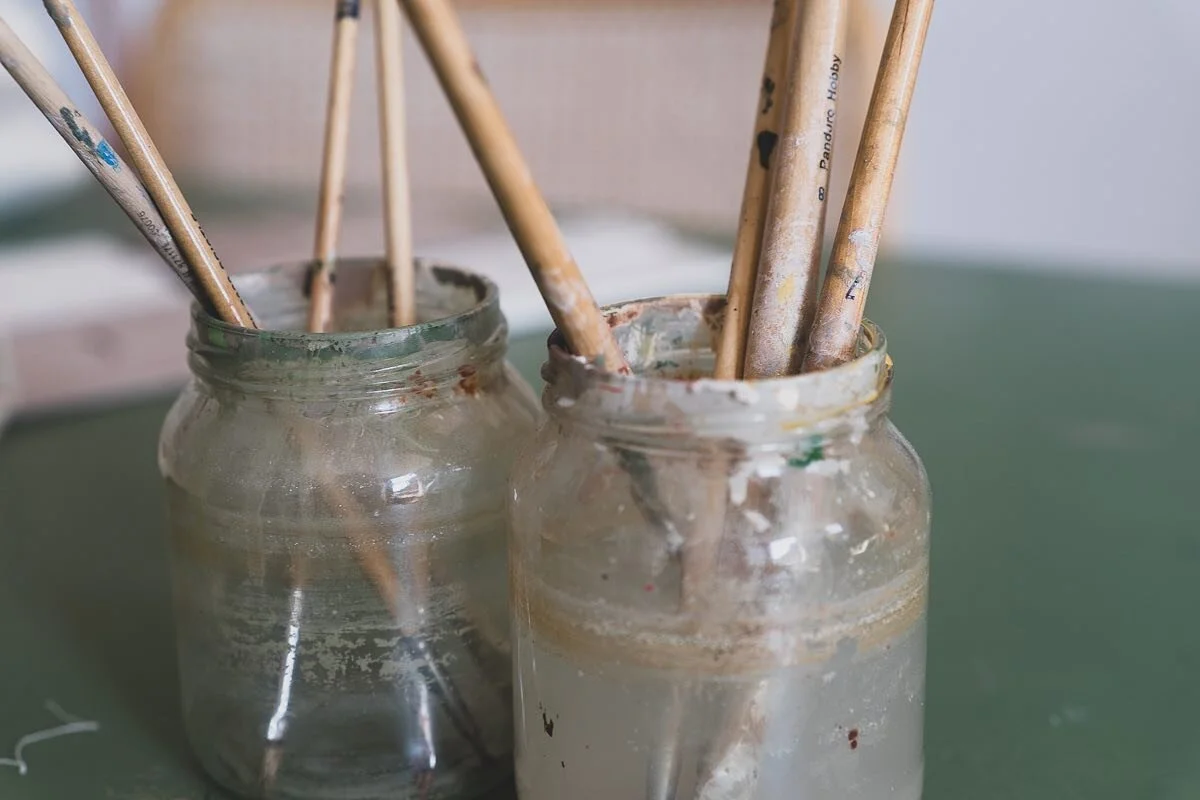 Atelier essentials ✨

Captured by @karen_staal_ 

#atelier #home #essentials #paintbrush #painting #artist #abstract #art