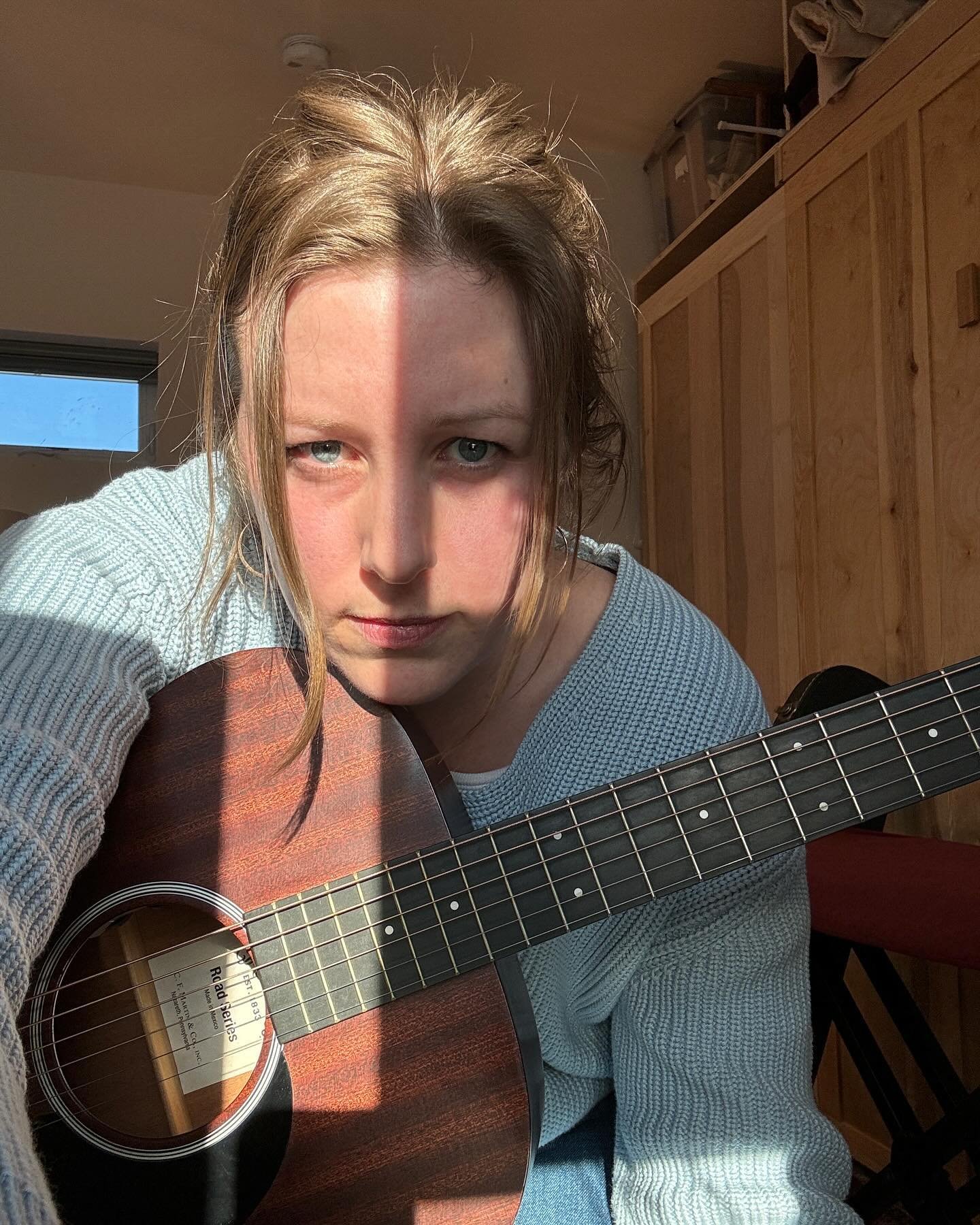 in the shadows and sunshine, getting tunes together for a solo set Sunday 2pm at @standing_stone_wines_vt for @wakingwindows 🩵 

been adding The Middle by @jimmyeatworld to my solo setlist, because that song pops into my head a lot. It was all over 