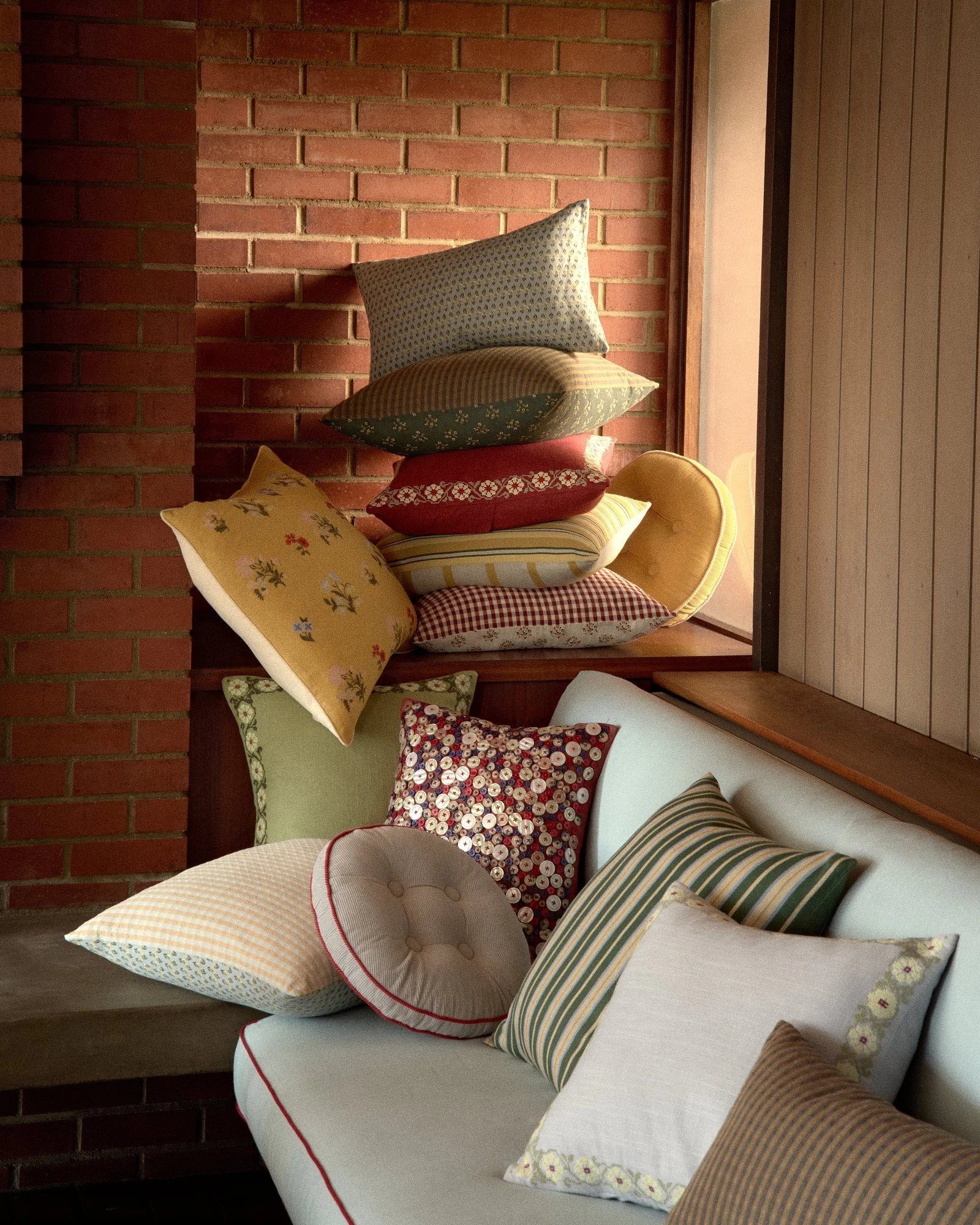 pl-su26-emma-chamberlain-stacked-cushion-sofa-living-room-detail-v01-276.jpg