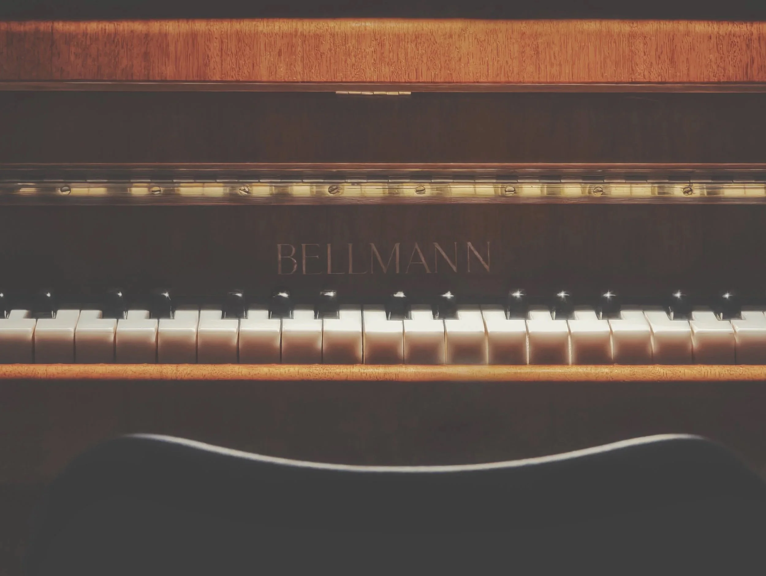 Antieke Bellmann & Co piano uit 1924 in de coaching studio van Joris Holtackers