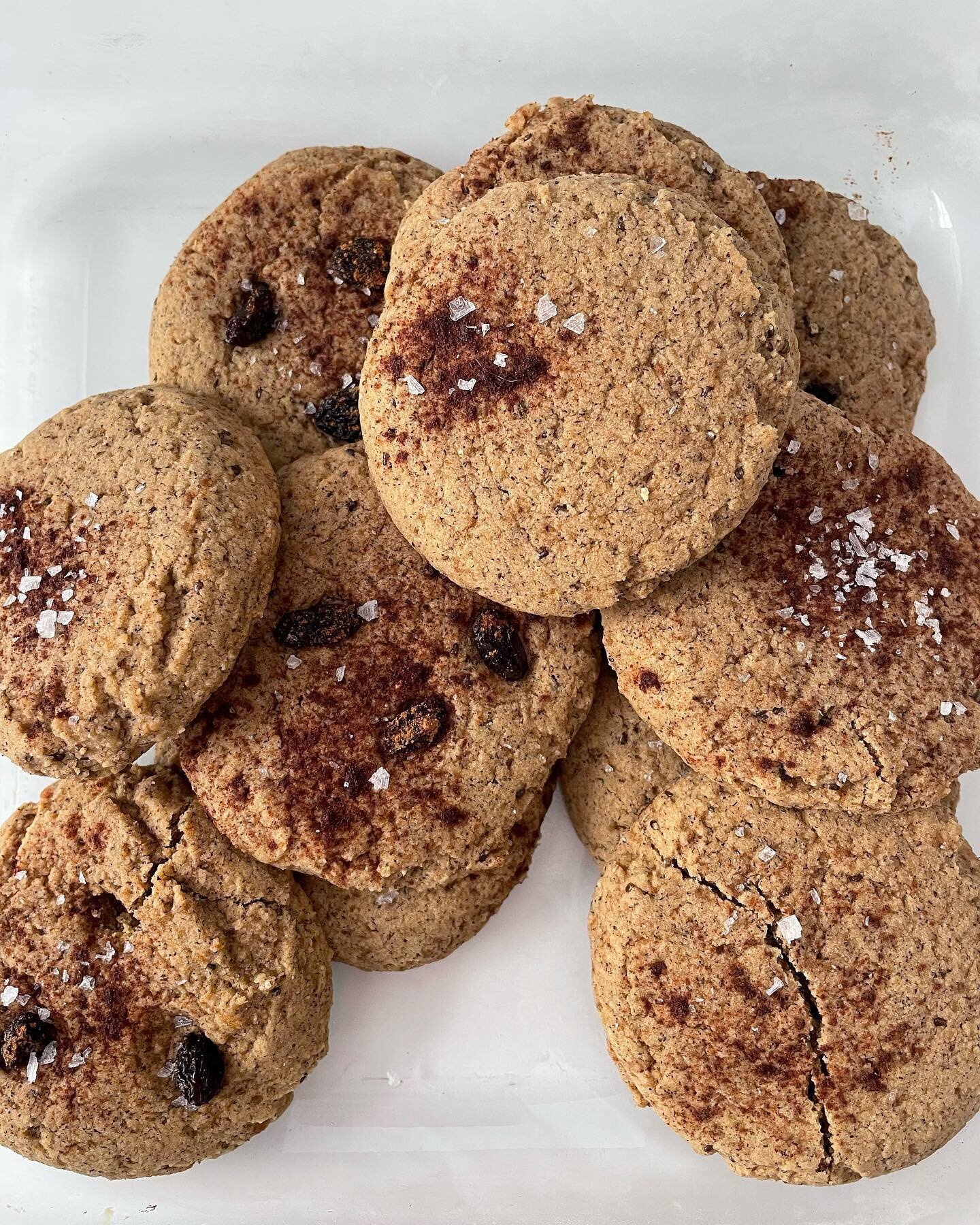 Currently eating/drooling over a Cinnamon Raisin Cookie 🤤 Easy peasy, whole food recipe | gluten free, vegan, no refined sugar👇🏼

INGREDIENTS
1/2 cup coconut oil, softened to room temperature 1 c coconut sugar 1 tsp pure vanilla bean powder  1/4 c