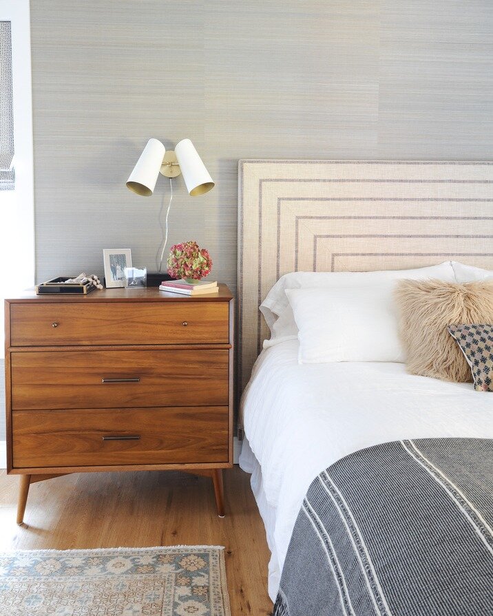 Our dream for this bedroom was all about creating a cozy and inviting atmosphere with layers of texture. 😍🛌

We used a mix of fabrics, materials, and finishes to add depth and dimension to the space. From the rug, to the wallpaper, to the headboard