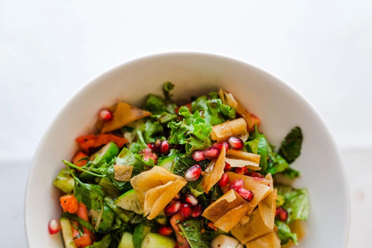 Envie d'une petite faim ? La salade Fatouche sera &agrave; la hauteur 🥗

________________________________

📞01 42 08 09 08

📍6 Rue Pierre Chausson 75010 
📍38 Rue Jacob 75006

#paris #parissecret #food #libanaise #resto #style #luxury #fresh #reel