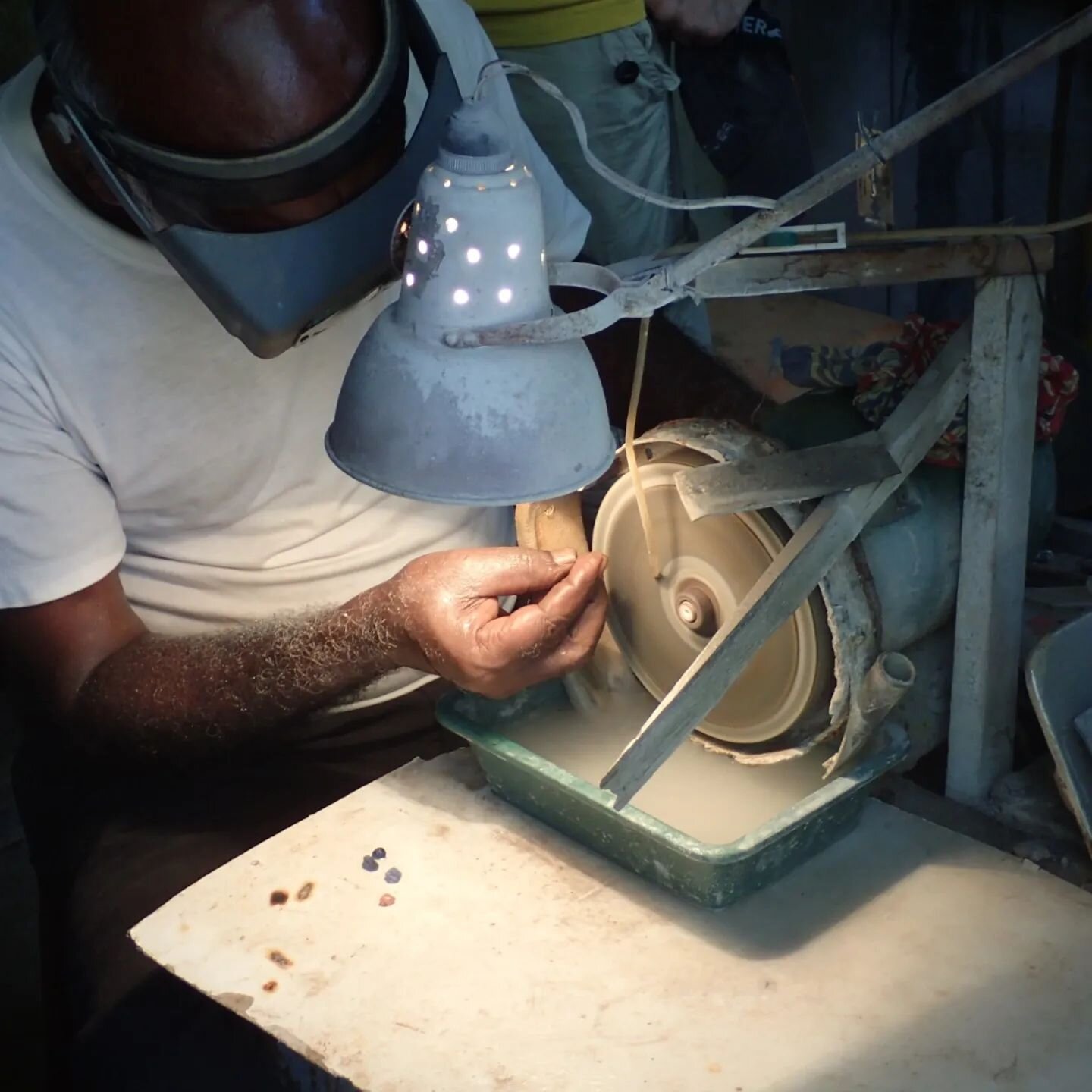 What do you know about the skilled hands that mine and cut your gemstones? 

Image @nineteen48_ltd 

#gemologist #ethicalgemstones #conflictfree #sustainablemining #gemstones #rockhounds #stonecutter #gia #ethicalgemsupplier #knowyoursource #coloured