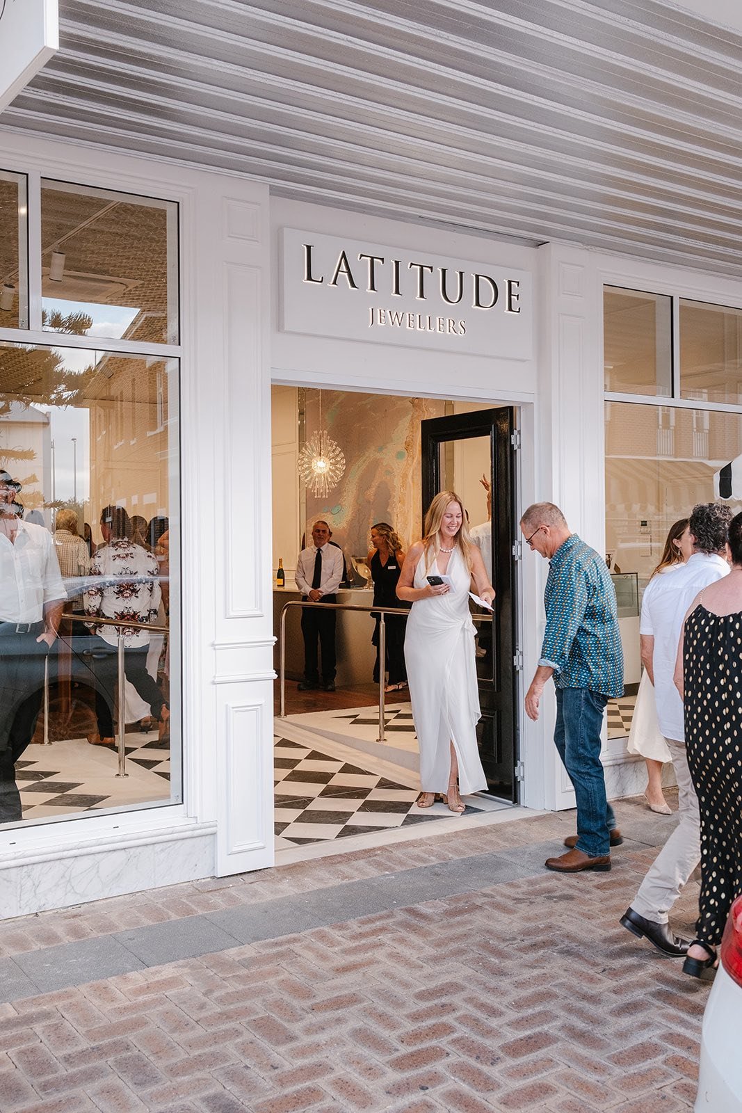 Brief
Minted Elevated Living was commissioned to transform a historical 1910 premises into a world-class jewellery showroom, atelier, and exhibition gallery. The challenge was to marry "old-world charm" with a unique, globally competitive retail expe