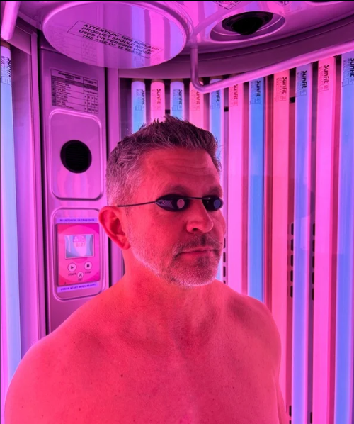 Hybrid tanning combining UV and red light therapy at Unwind Wellnes in Des Moines Iowa