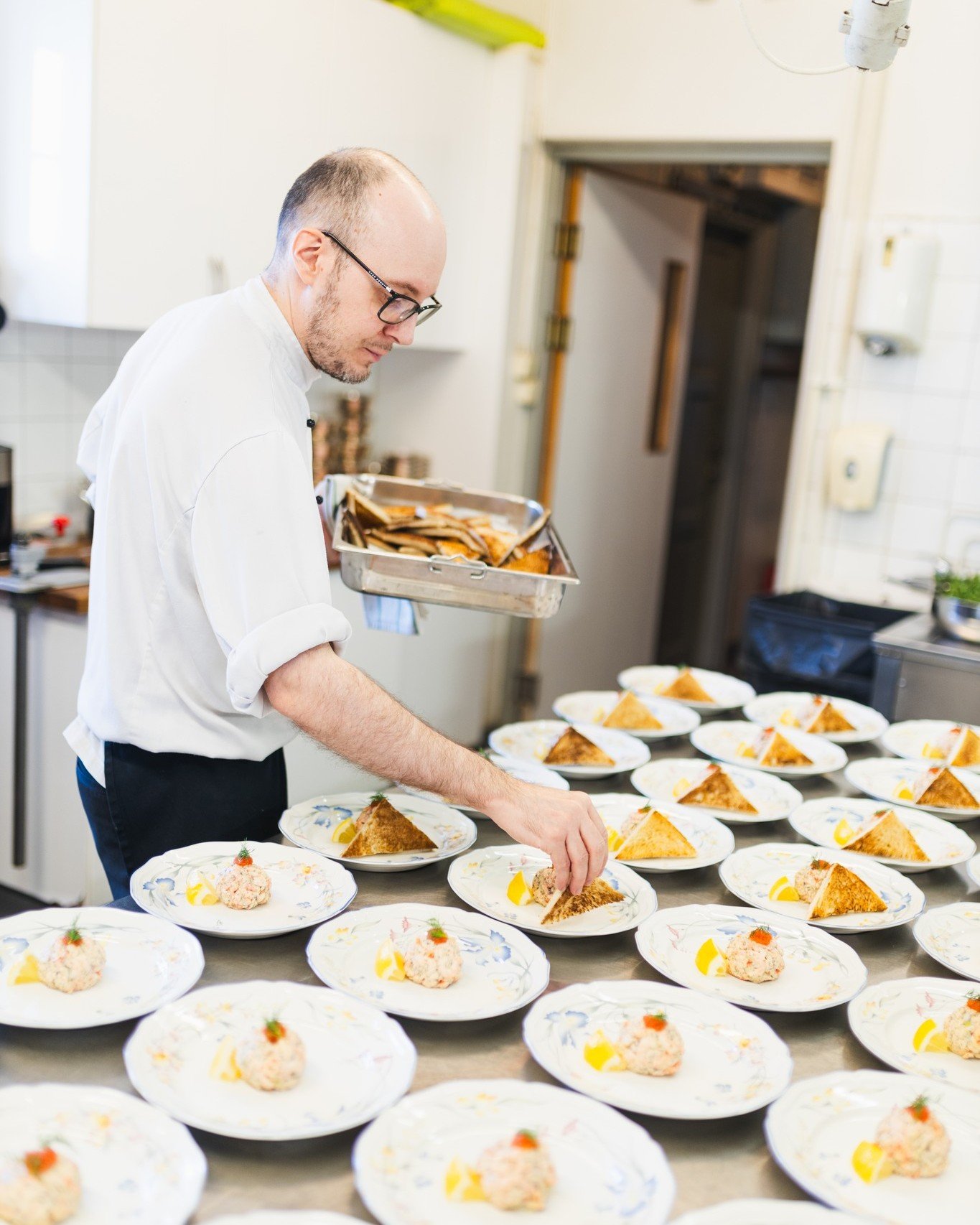 Bes&ouml;ker du v&aring;r mordg&aring;ta p&aring; L&ouml;fstad Slott varvar du teater runtomkring slottet med en trevlig trer&auml;tters middag hos @vardshusetlofstadslott 🍽️🍷.

Som ni ser p&aring; bilden &auml;r f&ouml;rr&auml;tten en Toast Piper 