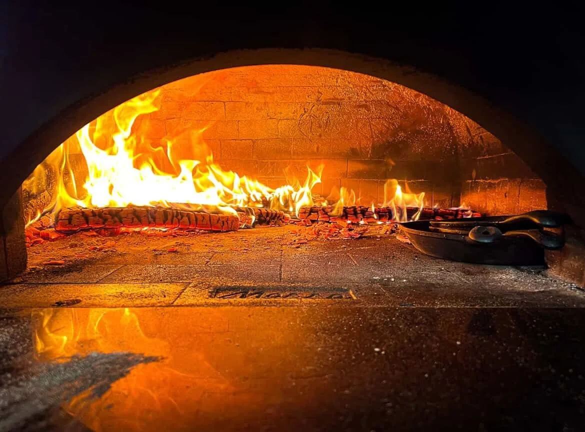 The fire is hot and your family is tired of leftovers.  We are here for you to cure your turkey sandwich blues.  Hot, fresh pizza and tasty salads for a great little pick me up.  Grab a refreshing bottle of bubbles while you&rsquo;re at it.

📸: @dan