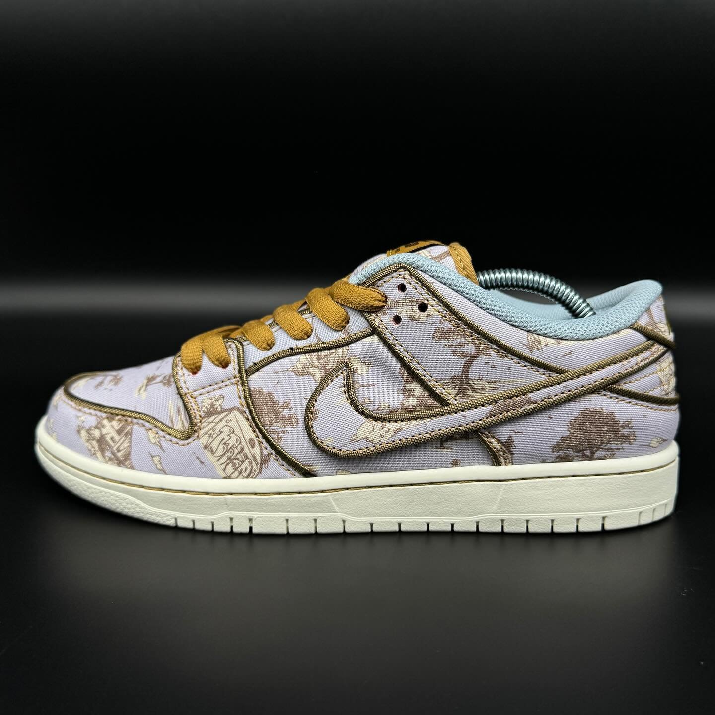 Nike SB Dunk Low 'City of Style'
Sz 9M
Sz 10.5M
Link in bio to purchase
&bull;
&bull;
Elevate your kicks&rsquo; lifespan with our durable plastic shoe trees. They maintain shape, prevent creases, and ensure a polished appearance. Invest in shoe care 