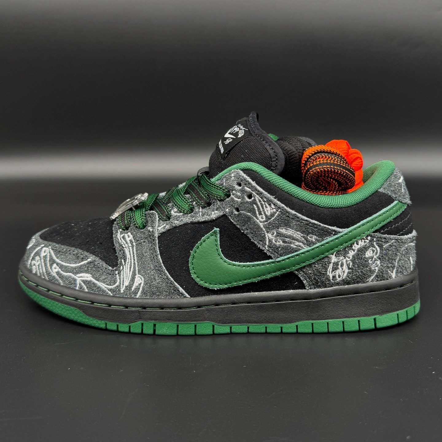 Nike SB Dunk Low &lsquo;There Skateboards&rsquo;
Sz 6M
Link in bio to purchase
&bull;
&bull;
Elevate your kicks&rsquo; lifespan with our durable plastic shoe trees. They maintain shape, prevent creases, and ensure a polished appearance. Invest in sho