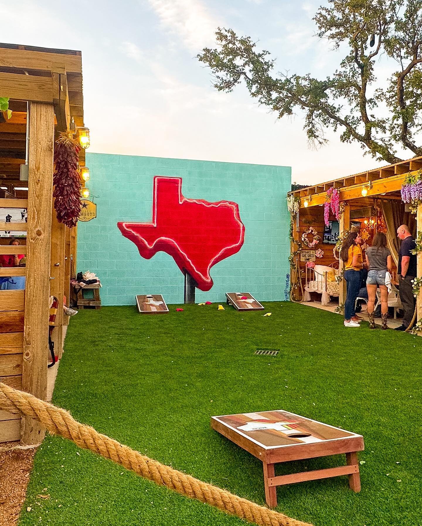 STEP. AWAY. FROM. THE. CLUBS. ⛳️

Maybe start small with some cornhole instead.

Swing on down to #Old75 today where the beer is flowing and we&rsquo;re glued to the tube watching the #USOpen.

Sweeten the deal this Father&rsquo;s Day by bringing dad