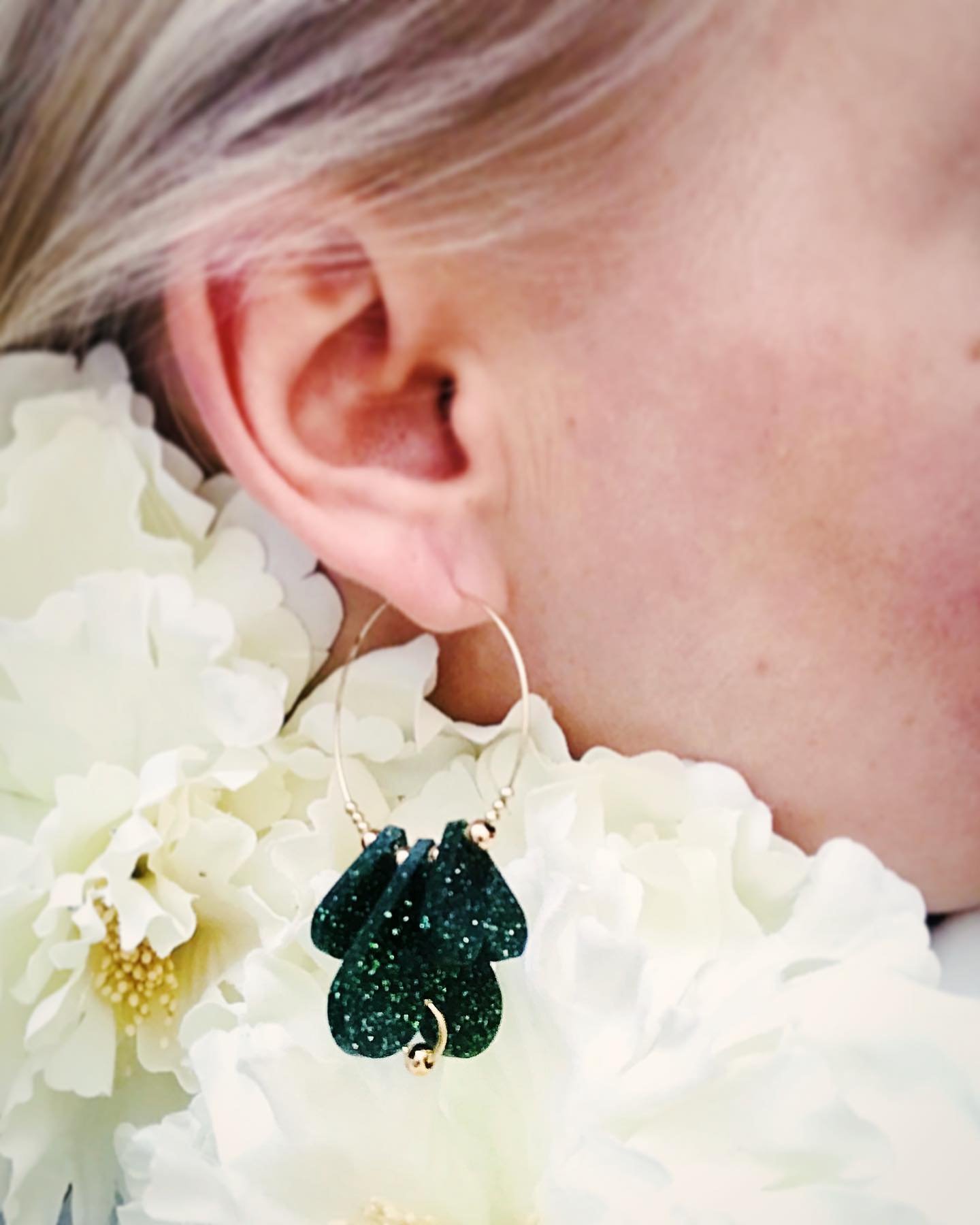 Syd&auml;n hoopsit olivat loppuneet varastosta, saatiin pieni er&auml; lis&auml;&auml;. Hoops malliset korvikset ovat ihanan keve&auml;t korvalla ja ilmava yl&auml;osa tuo hyv&auml;n kontrastin koruosalle.
💚💚💚
Aery Heart hoops are back in stock!
?