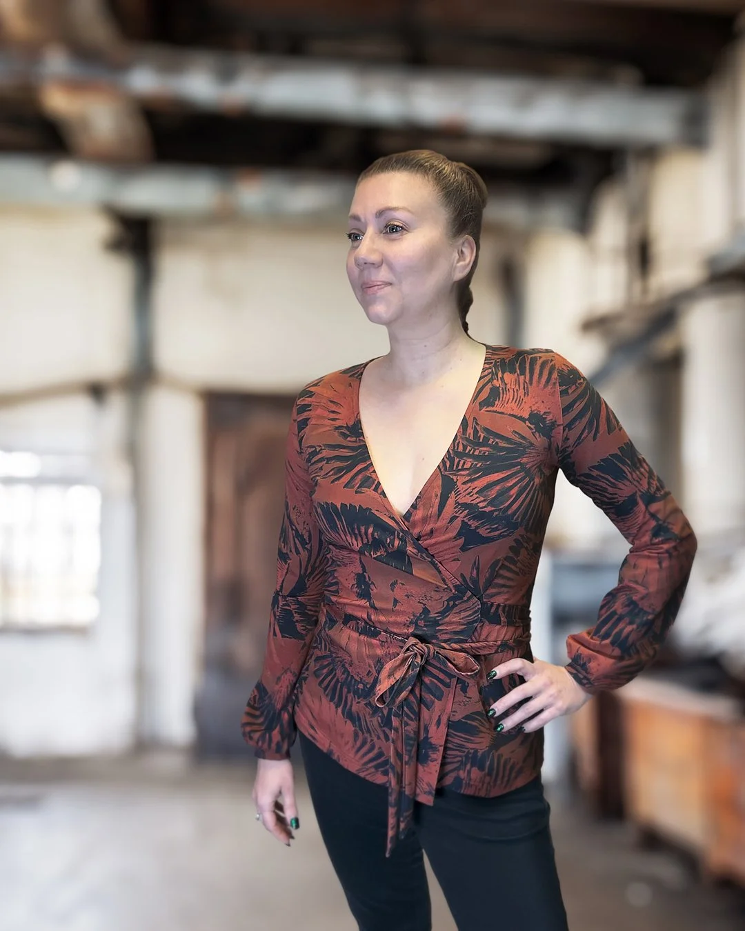 Ty&ouml;vaatevinkki alkavaan viikkoon: Zoe kietaisupaita ruosteenpunaisessa Wings-kuosissa. Ihanan pehmoinen digipainettu puuvilla-elastaani trikoo ja s&auml;&auml;dett&auml;viss&auml; oleva malli tekev&auml;t t&auml;st&auml; monen suosikkipaidan. St