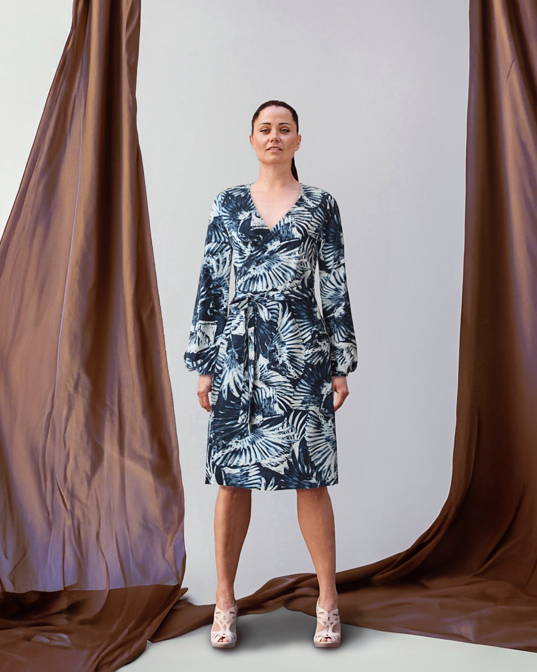 Syanotypia-valotuksella luodut korpinsiivet koristavat Bettie-mekon pintaa. T&auml;ydellisen syv&auml; sininsen s&auml;vy on omiaan pienelle pakkass&auml;&auml;lle.

Its getting frosty! Cyanotypi&auml; printed raven wings are forming the gorgeous Win