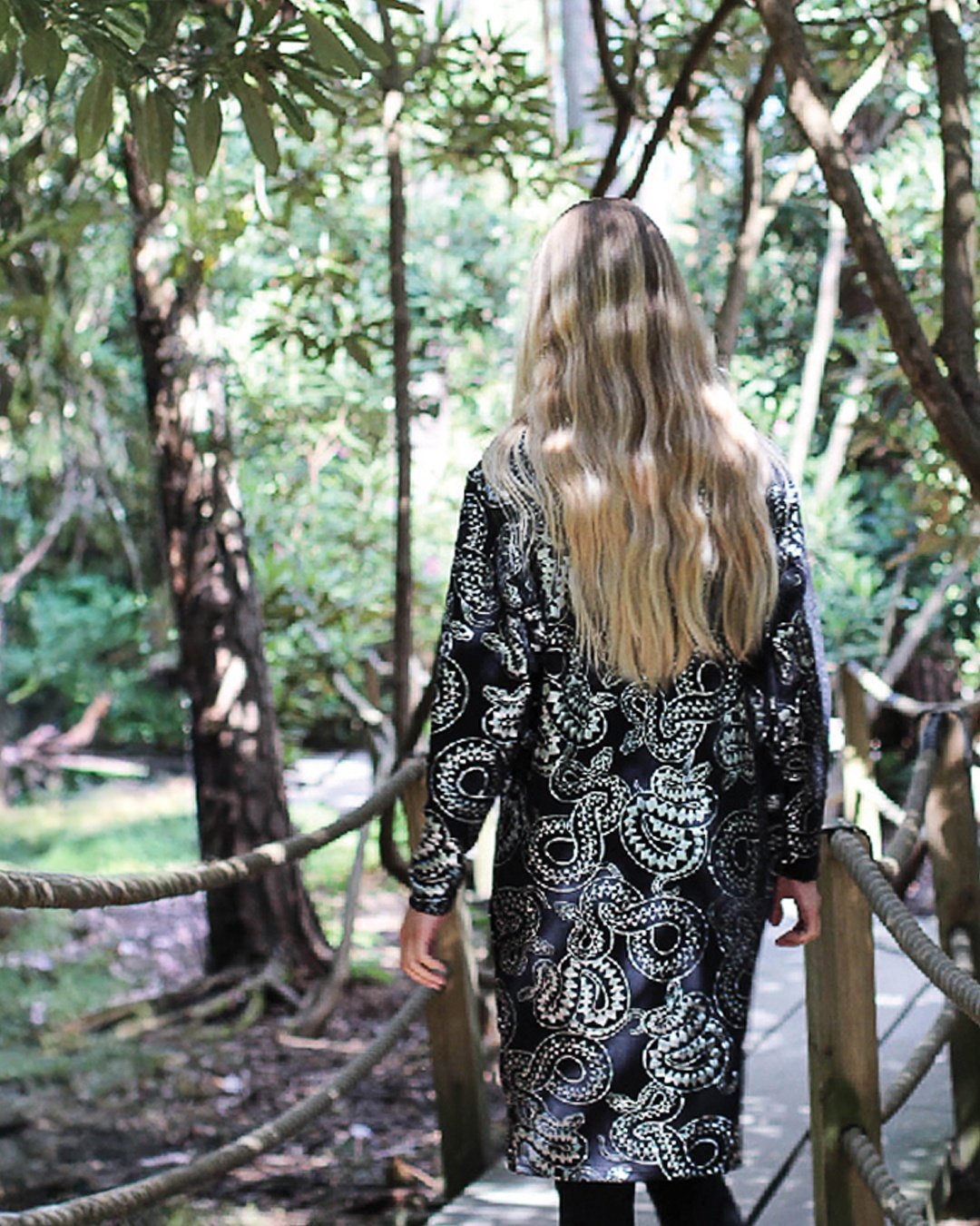 L&ouml;ydettiin puolikas pakka hopeista K&auml;rmes-trikoota, niin tehd&auml;&auml;n siit&auml; mekkoja! Winona-mekon pre-order on nyt auki, tilausaika sunnuntaihin asti, ja mekot tehd&auml;&auml;n tilausperusteisesti. Tilaukset pyrit&auml;&auml;n l&