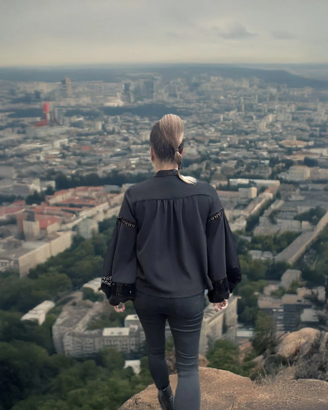Siivoilen t&auml;ll&auml;hetkell&auml; varastoja ja l&ouml;ysin pienen 1,5 metrin p&auml;tk&auml;n Anna-paidan hiha-insertti materiaalia, ihanaa samettipintaista pitsi&auml;.
Avataan pieni tilausikkuna Anna-paidan ennakkotilaukselle, paitoja saadaan 