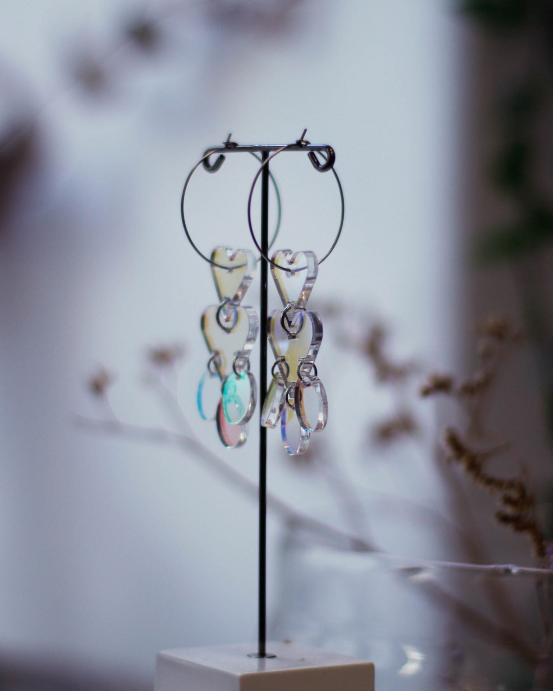 Talviseen valoon sopii t&auml;ydellisesti kuulaat Heart render hologrammi-korvakorut jotka l&auml;ikehtii eri s&auml;vyj&auml; ymprilleen. Upeaa viikonloppua kaikille!

Perfect fort the pale winter light, Heart render earrings in hologram flickering 