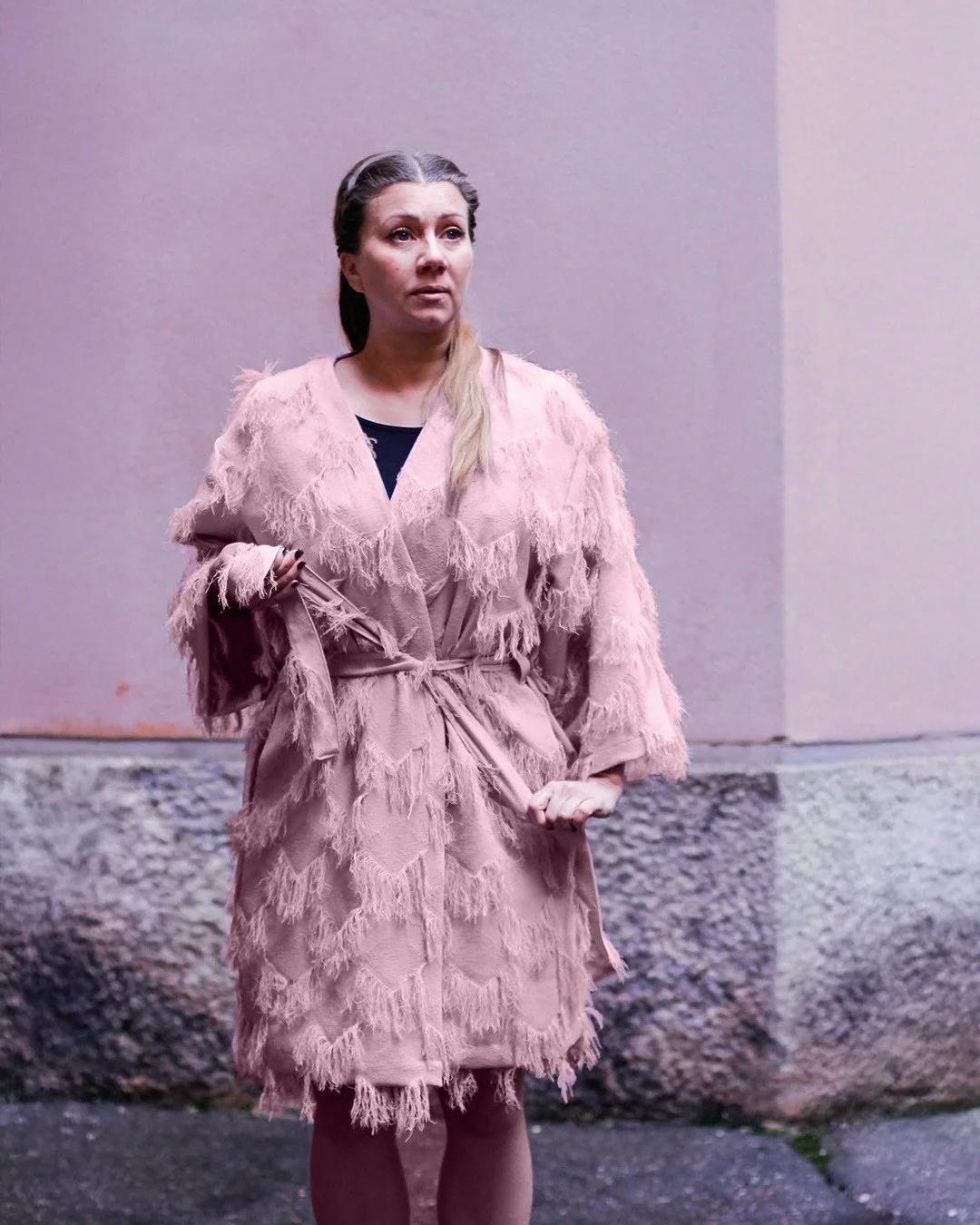 Hapsukankaasta on saatavilla my&ouml;s Josephine kimonoa ihanassa dusty rose-s&auml;vyss&auml;. Josephinen voi sitoa mekoksi tai k&auml;ytt&auml;&auml; takkina, omilla matkoillani vaatteet jotka voi pukea eri tavoilla ovat aina parhaita.
⠀⠀⠀⠀⠀⠀⠀⠀⠀
Lo