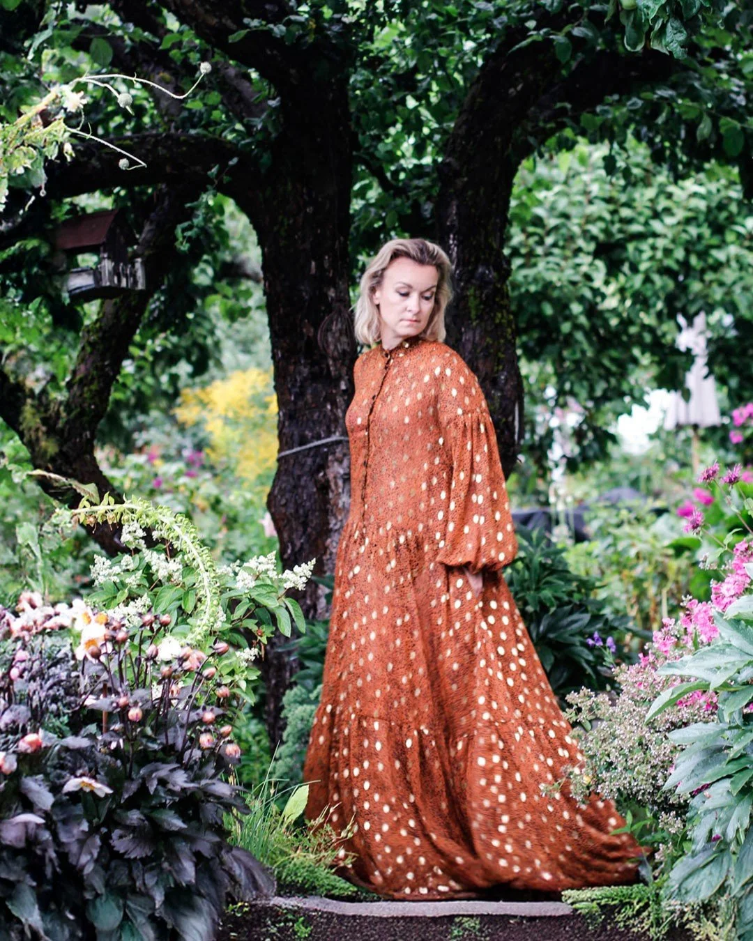 Ihania paahteisia ruskean s&auml;vyj&auml; jotka muistuttavat kes&auml;st&auml;; Anousha mekko Shining leopard- v&auml;riss&auml;. T&auml;ss&auml; mekossa kelpaa py&ouml;r&auml;hdell&auml; dramaattisesti. Katsoessa kes&auml;isi&auml; kuvia tuntuu mel