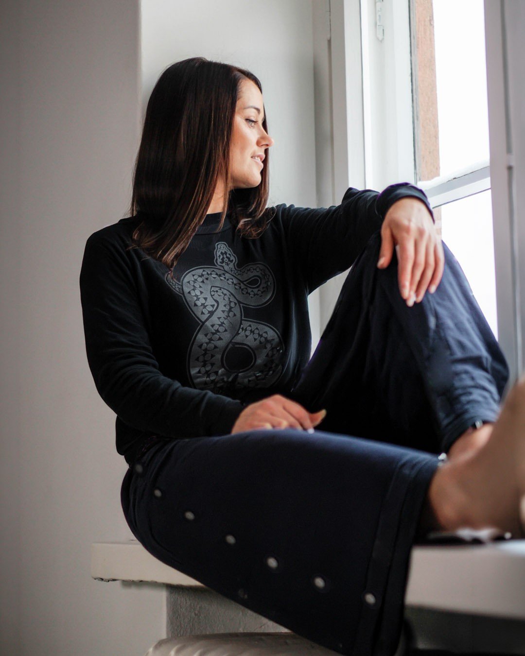 Talven syleilyyn saapui er&auml; collaripaitoja ja verkkareita. Mukavat oloasut alkuvuoden kotoiluun, kun ulkona ujeltaa pohjoistuuli. 

Collegepaidassa on s&auml;rm&auml; mustaa/mustalle paino, jossa leikitell&auml;&auml;n printin pienella kiillolla