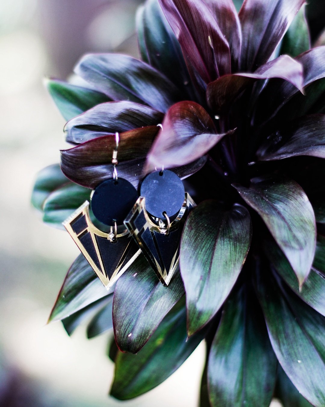 N&auml;m&auml; Deco-korvakorut hohtavat kuin kultainen auringons&auml;de keskell&auml; hiljaista talvip&auml;iv&auml;&auml;. Peilipintainen kulta heijastaa valoa jokaisella liikkeell&auml;, kuin pakkanen, joka saa hangen kimmelt&auml;m&auml;&auml;n.
