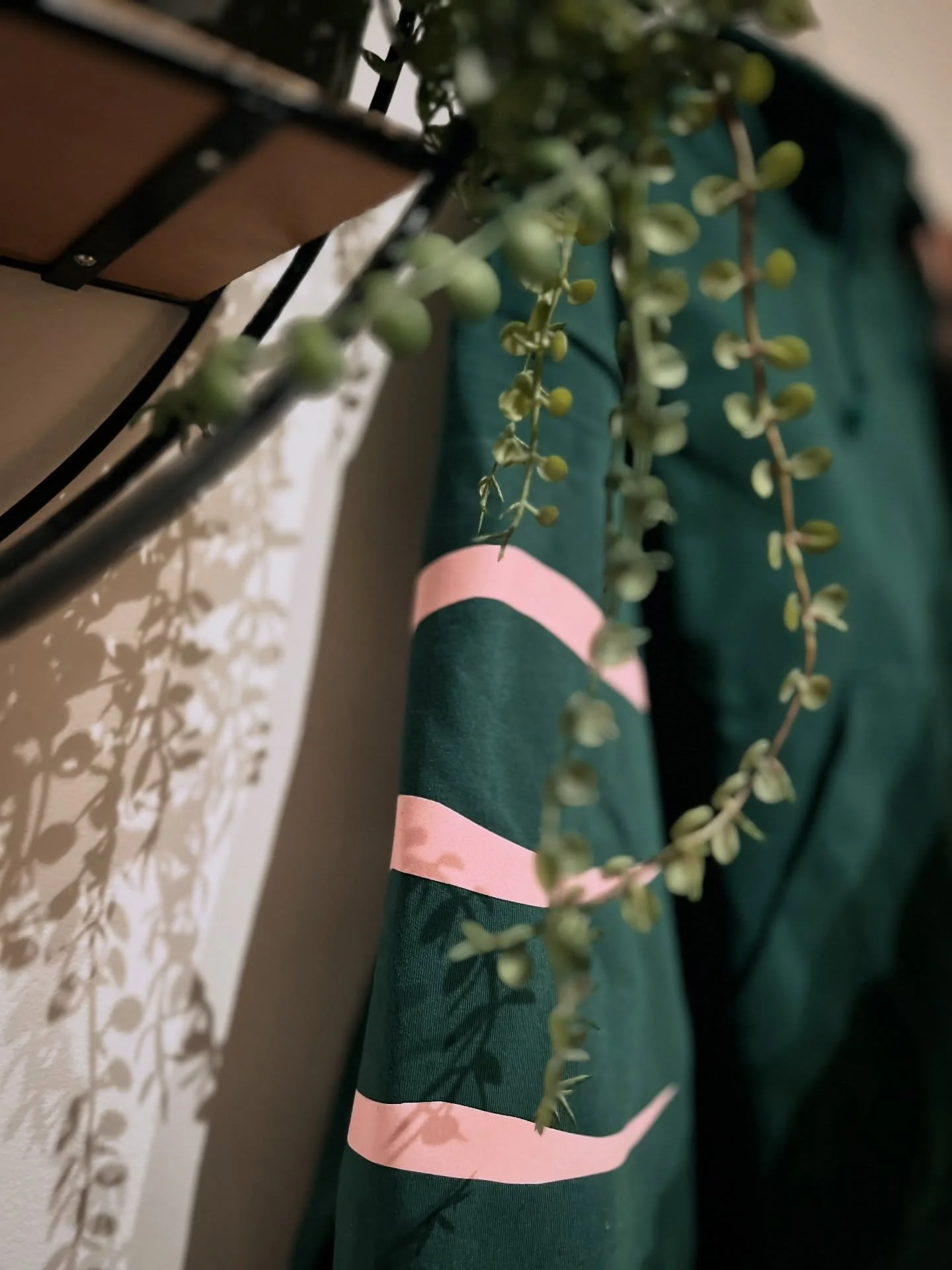 Pient&auml; tiikeri&auml; piileksii puskissa.
🐅
A small tiger is hiding in the bushes.
🐅
#jatuli_label #hoodie #animalprint