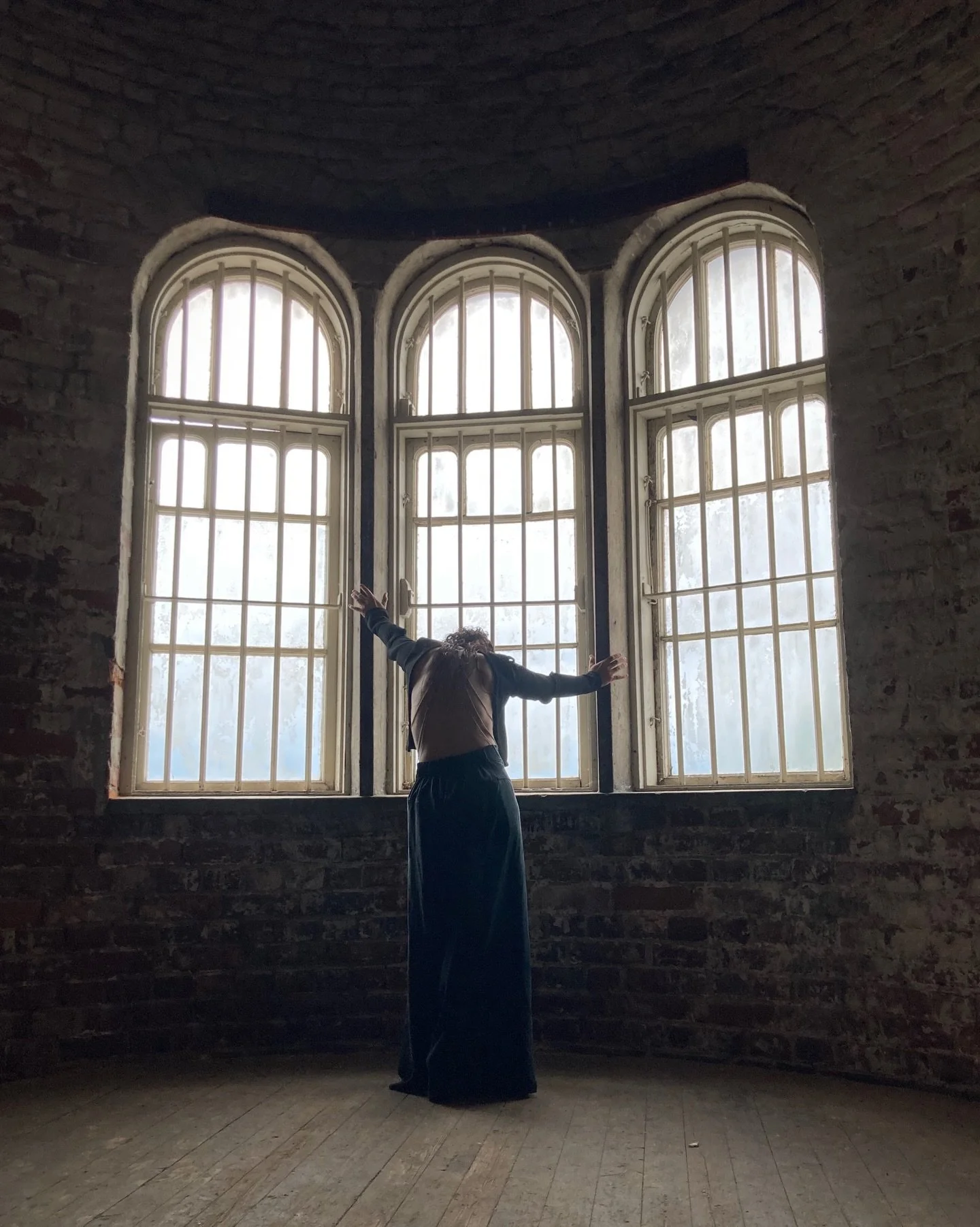 Pieni muistelo upean @auri.antinranta artistipuvustuksesta muutaman vuoden takaa. Asu suunnitteltiin silm&auml;ll&auml;pit&auml;en tanssillista musiikkivideota ja siihen luotiin hieman haarniskallisia viitteit&auml;. Selk&auml; oli avoin ja housujen 