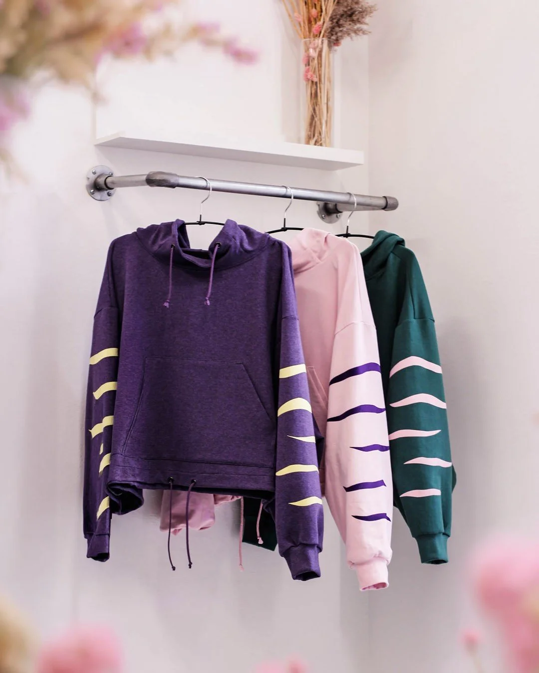 Uudet asfalttiviidankon kuninkaat ovat t&auml;&auml;ll&auml;.
Herkullisella samettipintaisella flokkipainolla painetut Tiger Yolandit pirist&auml;v&auml;t viidakon kuin viidakon.

New kings of the asphalt jungle are here.

#hoodie
#tiger
#stripe