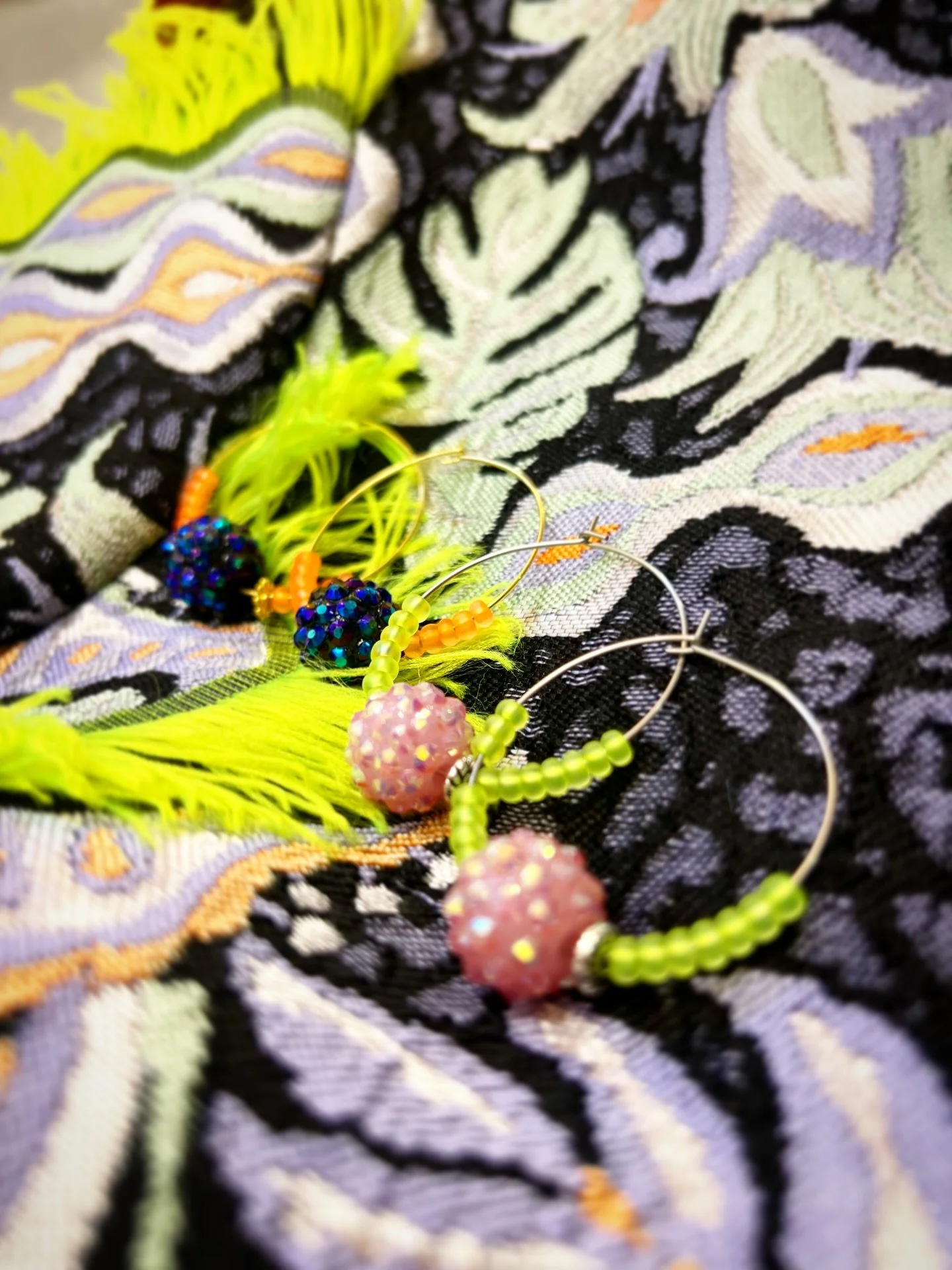 New neon babies fro spring!

Uusia ihanan herkullisia neonv&auml;rej&auml; kev&auml;&auml;seen Shine like a star hoop-korviksissa.

Hoop earrings in neon&amp;sparkles to spice up your day.