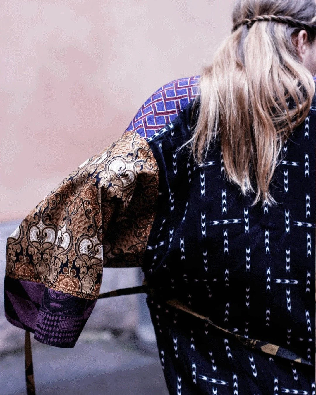 Patchwork mallisto on ulkona, ensimm&auml;isen&auml; esittelyss&auml; Paloma dusterit. Jokainen n&auml;ist&auml; on uniikki yksil&ouml;, sill&auml; n&auml;ihin on k&auml;ytetty vain omien printtien vikoja pikkup&auml;tki&auml; sek&auml; kangashorderi