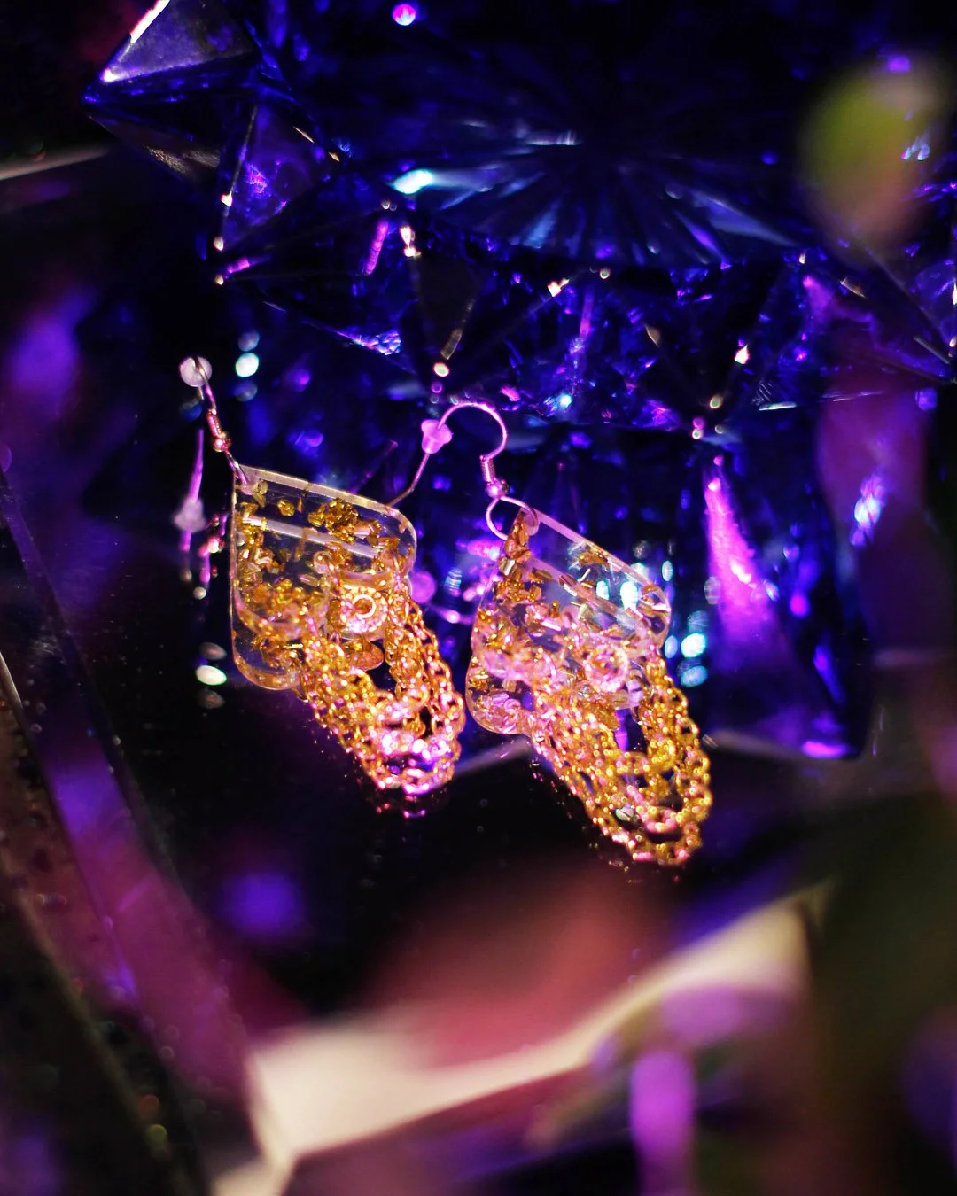 Kimalletta ja ketjua, t&auml;ydellinen yhdistelm&auml; ✨⛓️
Chained love-korvissarja t&auml;ydentyy huomenna uutukaisilla, mahtavaa saada uusia pullia uunista ulos.
S&auml;ihkyv&auml;&auml; viikonloppua kaikille!

Sparkle and chain. match made in heav