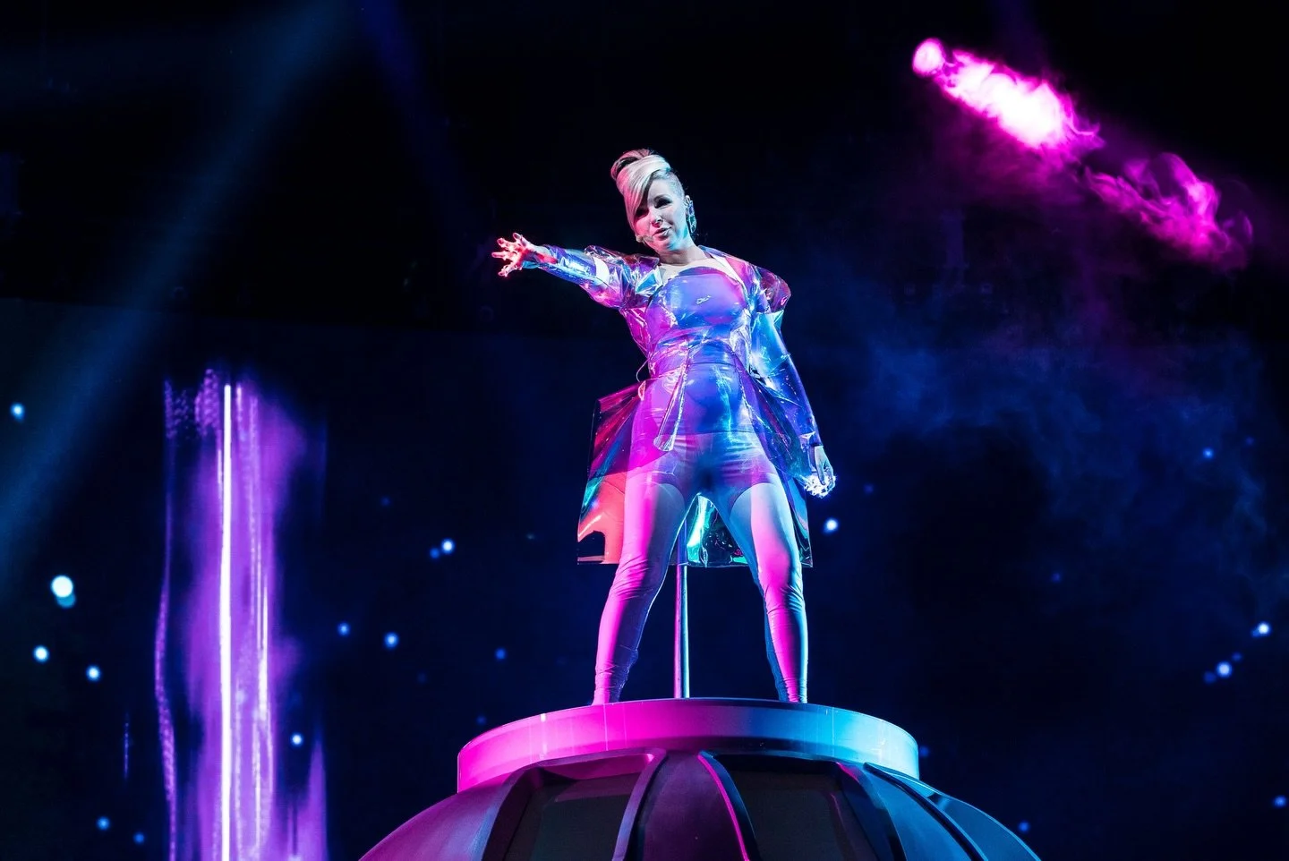 On ollut aikamoista haipakkaa t&auml;ss&auml;, ja inventoinnin lattialle lenn&auml;hti pieni pala ihanaa holografista &rdquo;kangasta&rdquo;. T&auml;m&auml; p&auml;tk&auml; oli @pandora_official holo-jumalatar asun materiaali UMK:hon. Projekti oli ou